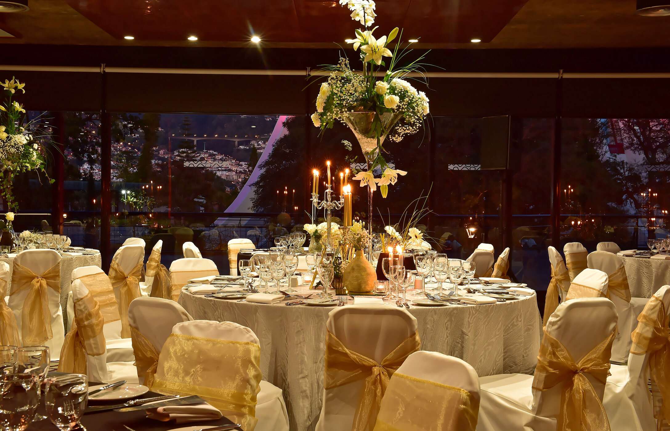 Celebre en Pestana Hotel Group con una cena de gala, mesas redondas y arreglos florales