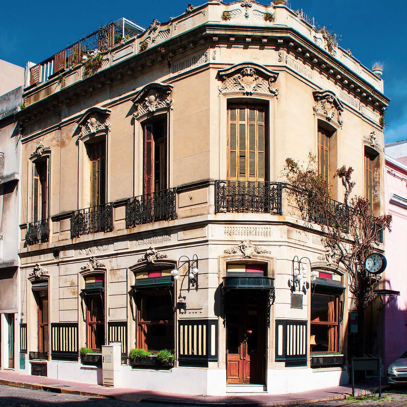 Séjournez dans un hôtel Pestana et découvrez certains des cafés et bars les plus anciens de Buenos Aires, en Argentine.
