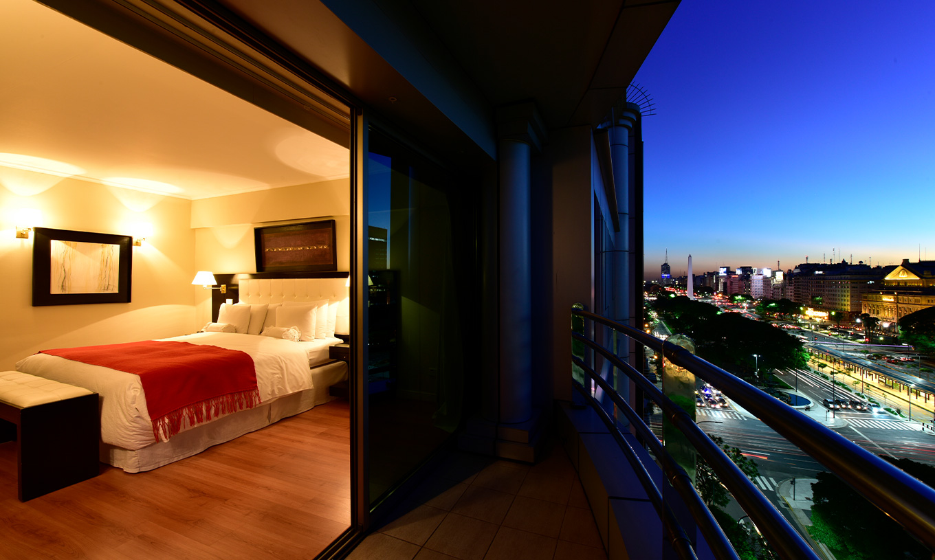 La Chambre Queen Suite du Pestana Buenos Aires a un Balcon avec Vue Panoramique sur le Centre de Buenos Aires