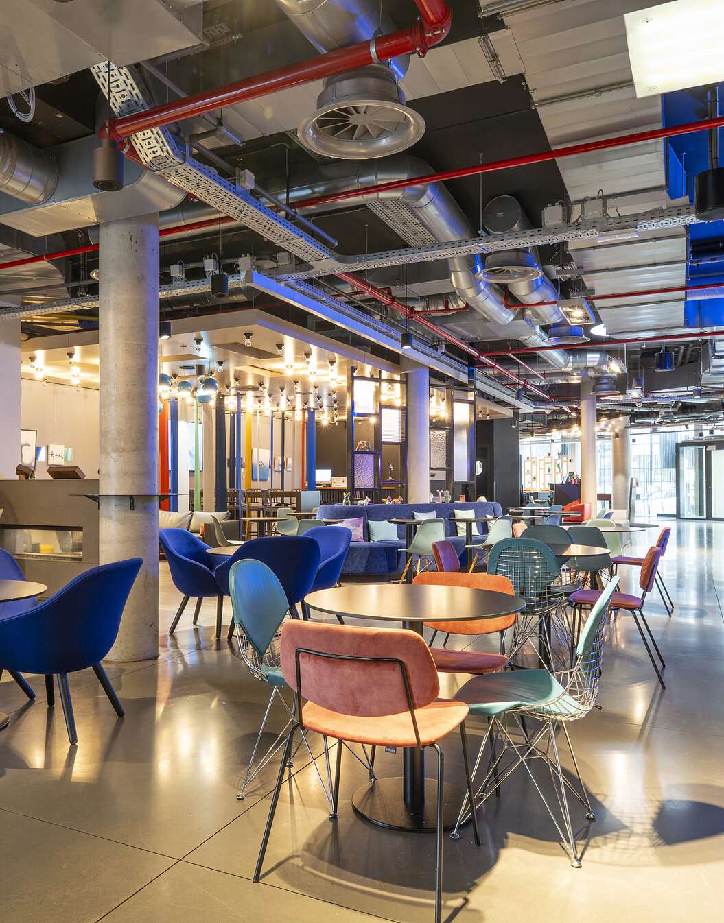Tables et chaises du bar et de l'entrée du Pestana Brussels Schuman, un hôtel à Bruxelles, en Belgique