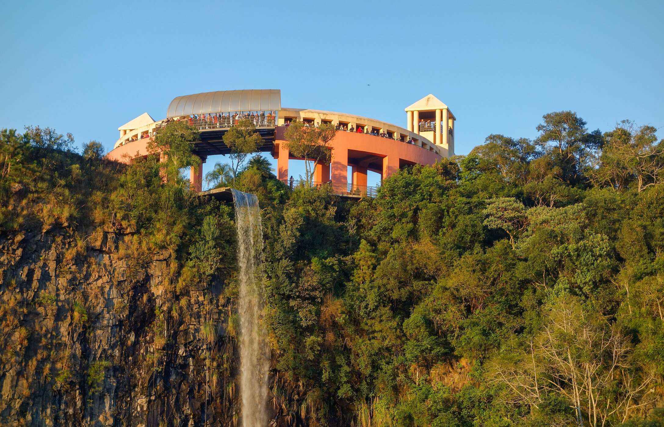  Le parc Tanguá à Curitiba offre des vues panoramiques incroyables, avec des jardins bien entretenus et un beau point de vue sur le lac