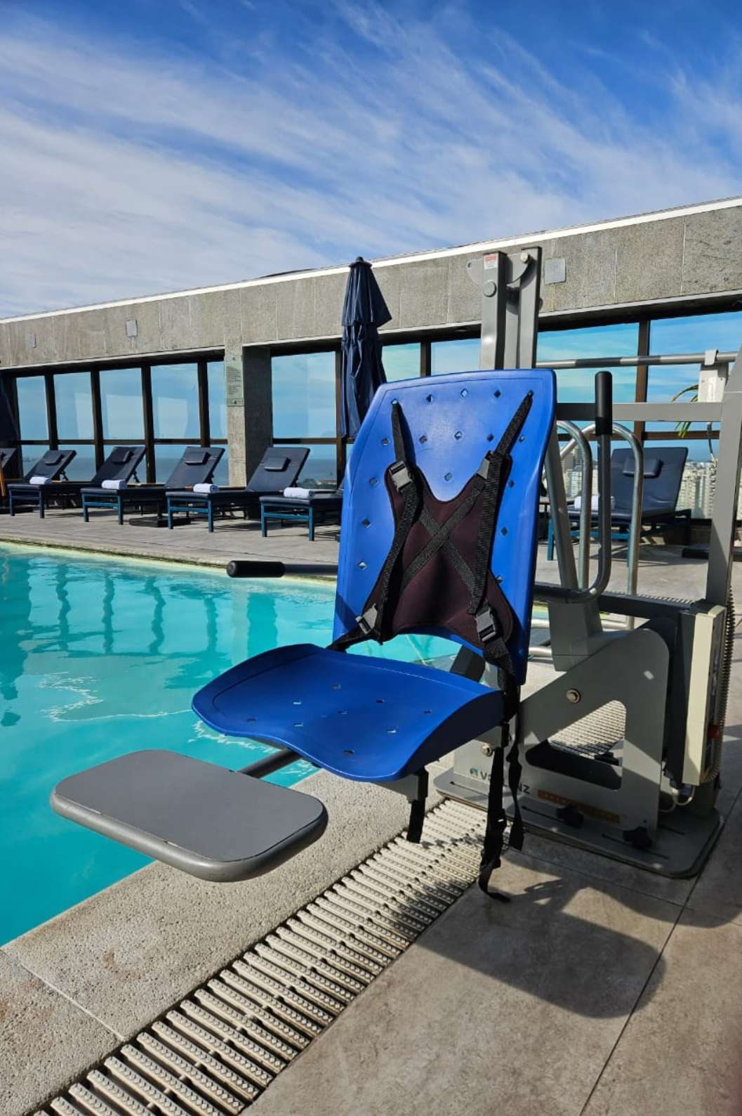 Fauteuil élévateur de piscine accessible dans un hôtel près de la plage de Copacabana