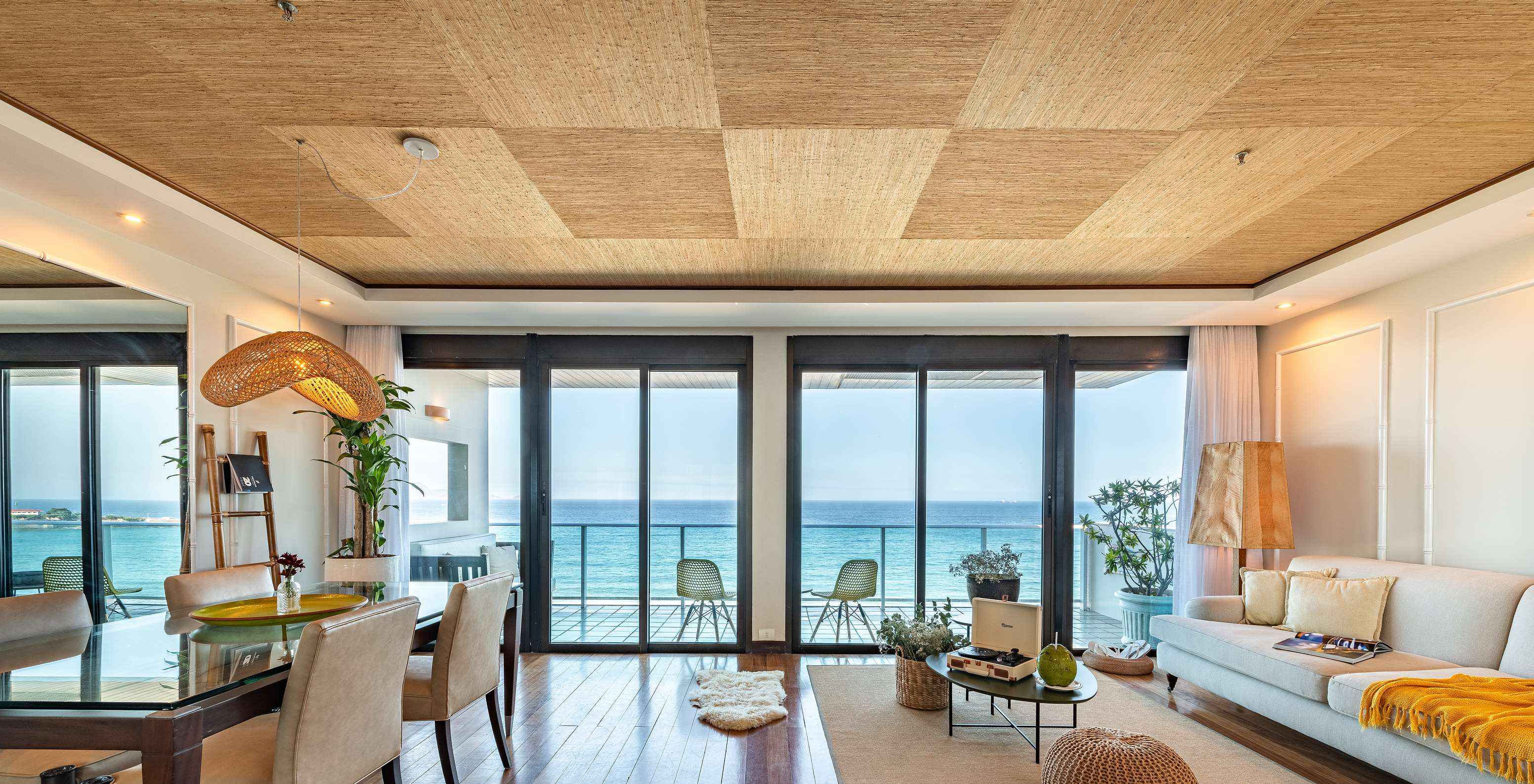 La Suite Présidentielle du Pestana Rio Atlântica a un salon avec deux grandes fenêtres et balcon avec vue sur la mer