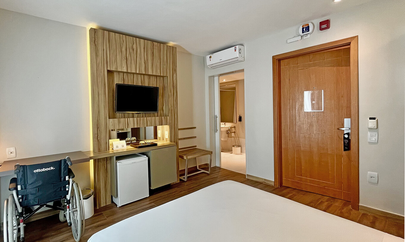 Le Queen Adapté Standard du Pestana Rio Atlântica a la climatisation et lit, bureau et salle de bain adaptés