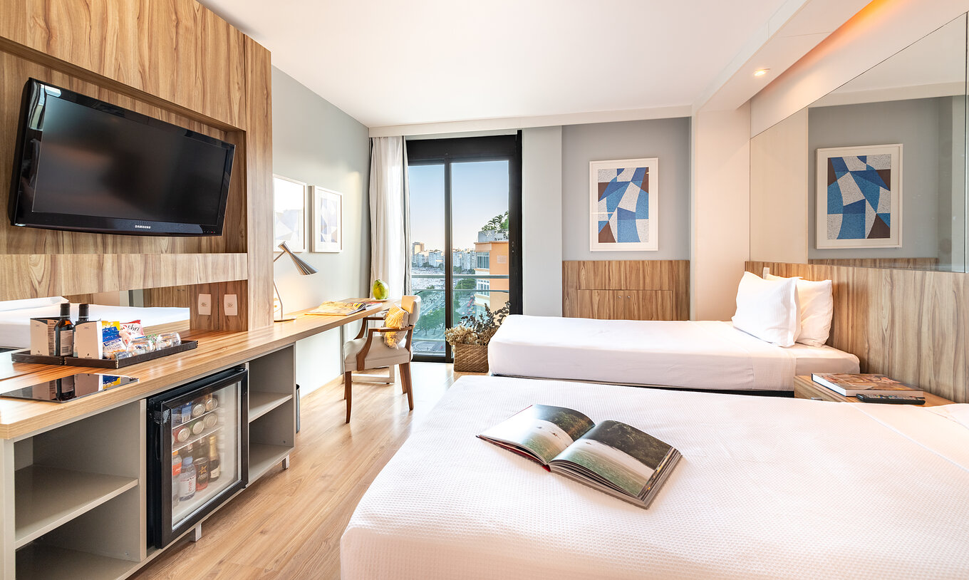 Le Queen Vue Mer Latérale du Pestana Rio Atlântica a deux lits, télévision, et fenêtre avec vue sur la plage de Copacabana