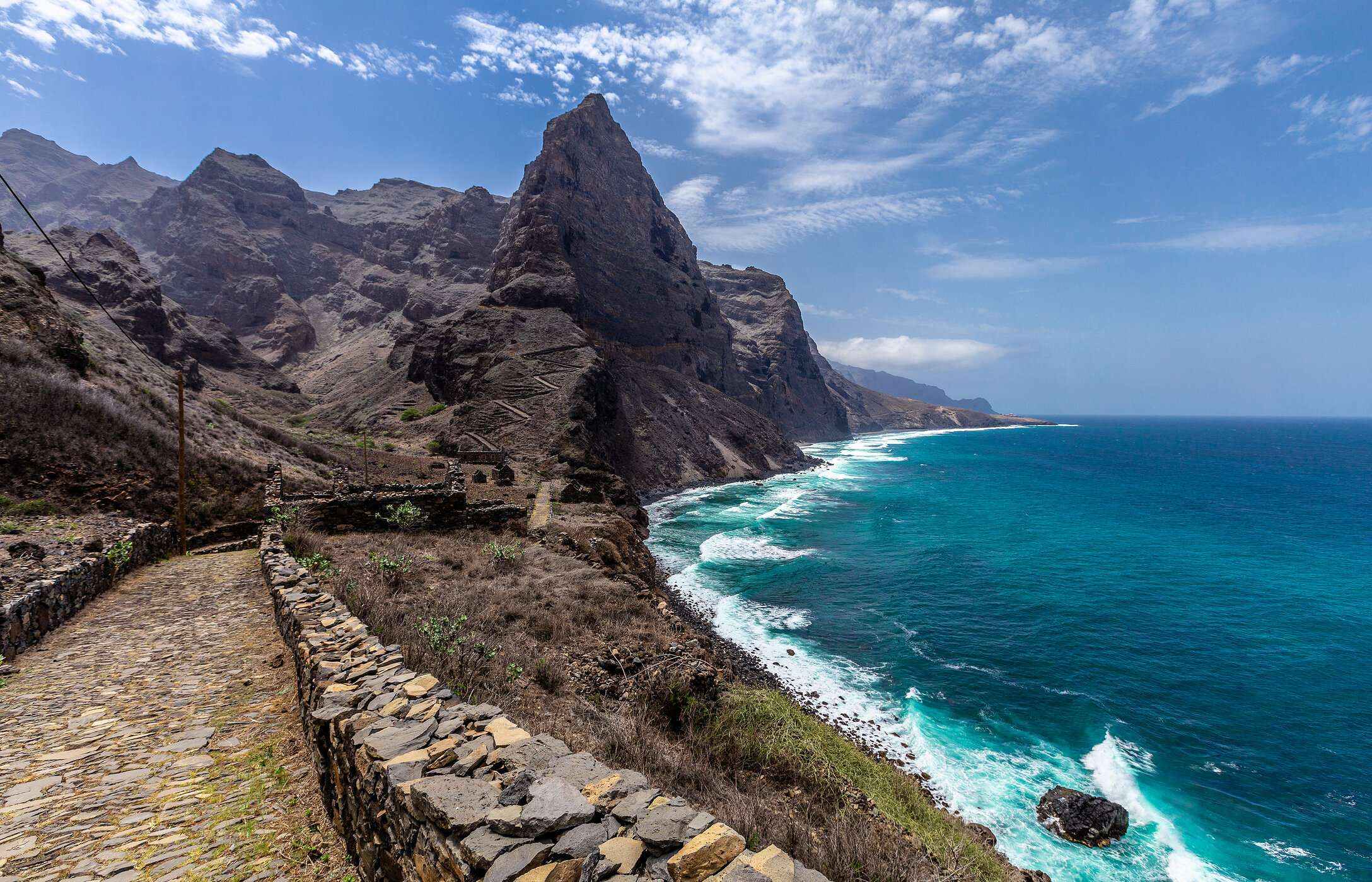Sentier de pierre serpente le long de la côte avec une falaise escarpée sur l'île de Santo Antão, Cap-Vert
