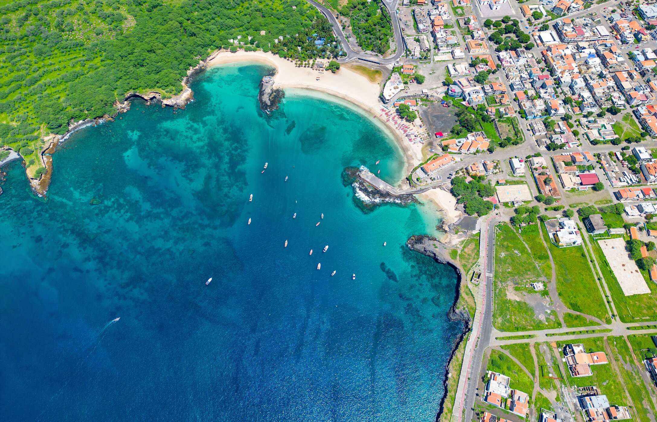 Vue aérienne de la plage de Tarrafal au Cap-Vert, avec ses eaux cristallines, son sable blanc et sa végétation environnante