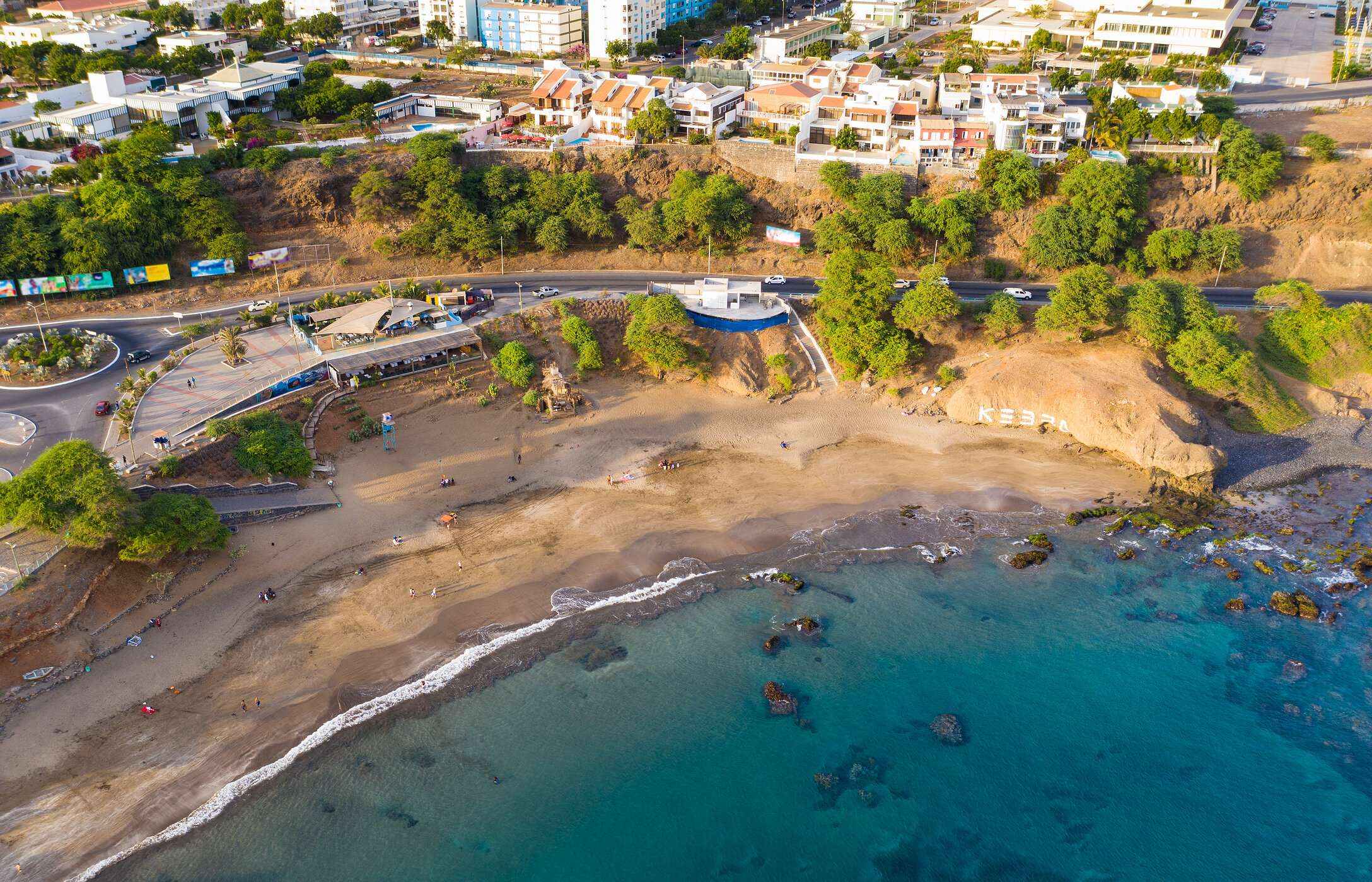 La plage de Quebra Canela au Cap-Vert est un refuge paradisiaque avec des sables dorés et des eaux cristallines, parfait pour se détendre
