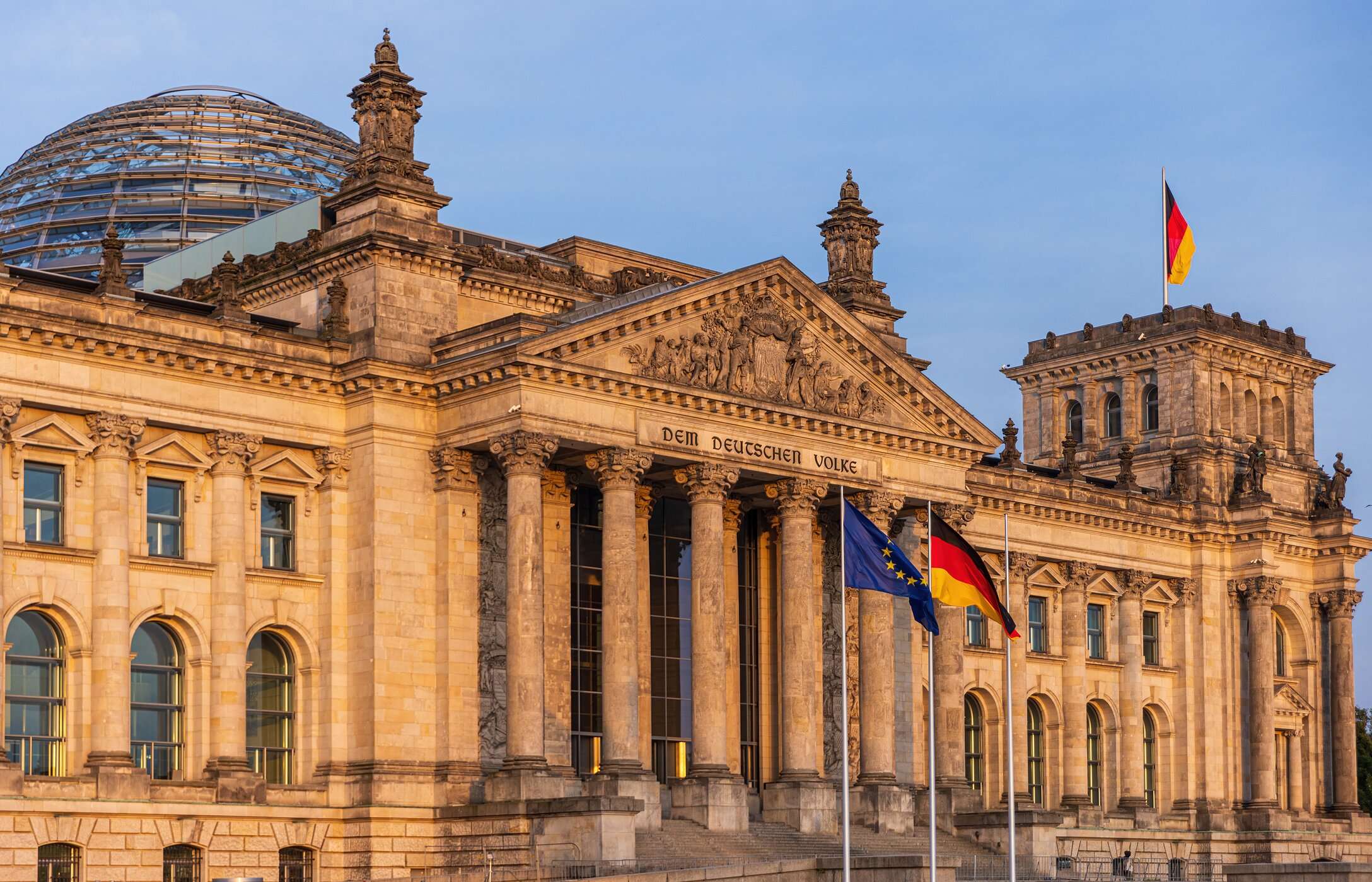 Vue frontale du Reichstag, siège du parlement allemand à Berlin, avec un dôme de verre et le drapeau du pays