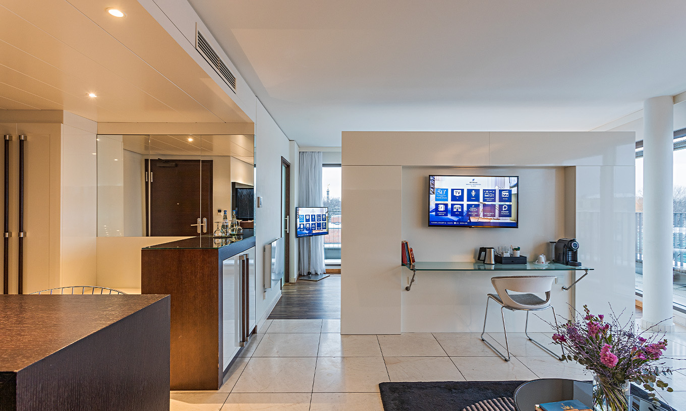 La Suite Panoramique du Pestana Berlin Tiergarten a un Bureau avec Chaise, Télévision et Machine à Café