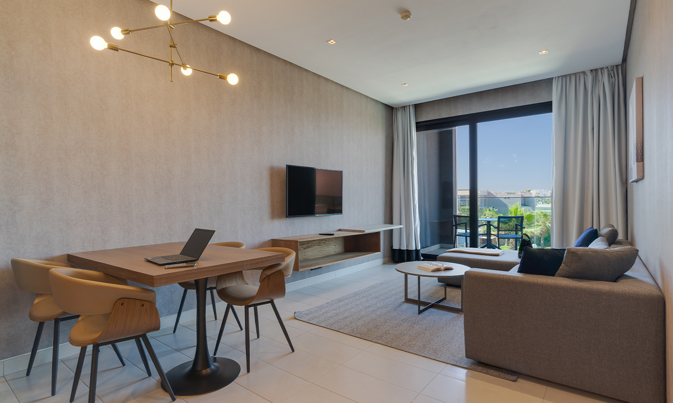 La Suite Premium du Pestana Casablanca a une salle avec canapé, télévision et une terrasse pour apprécier la vue
