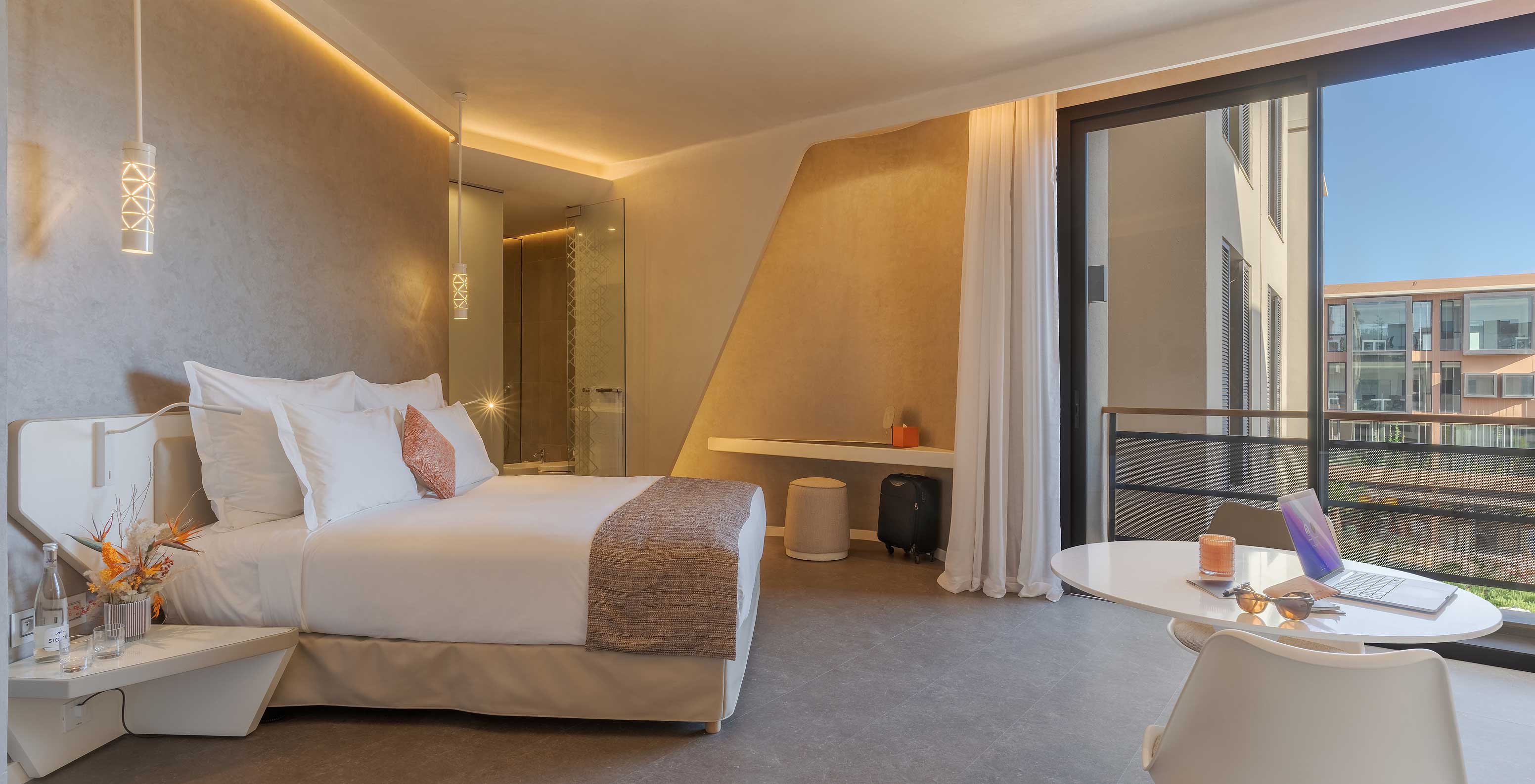 La chambre CR7 Superior Avenue du Pestana CR7 Marrakech a une chambre avec décoration moderne, lumières au mur