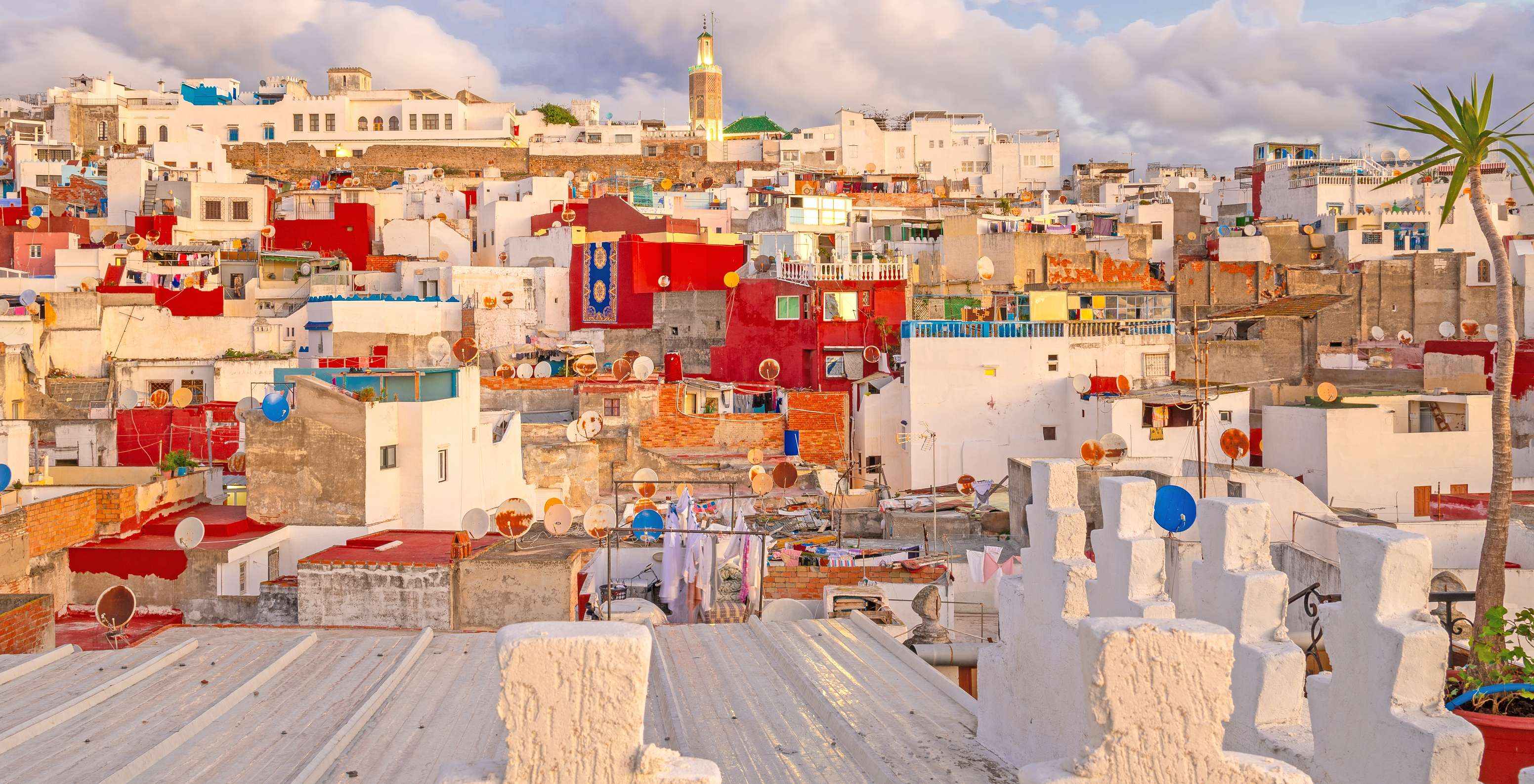 Séjour au Pestana Tanger City Center avec maisons blanches et rouges typiques