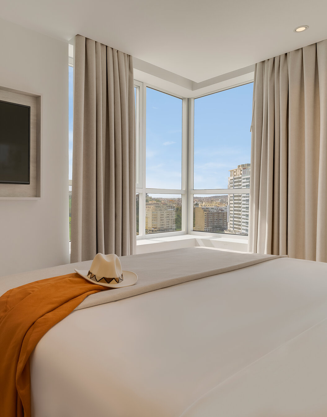 Vue d'une chambre du Pestana Tanger City Center, hôtel à Tanger près de la plage, avec lit double et télévision