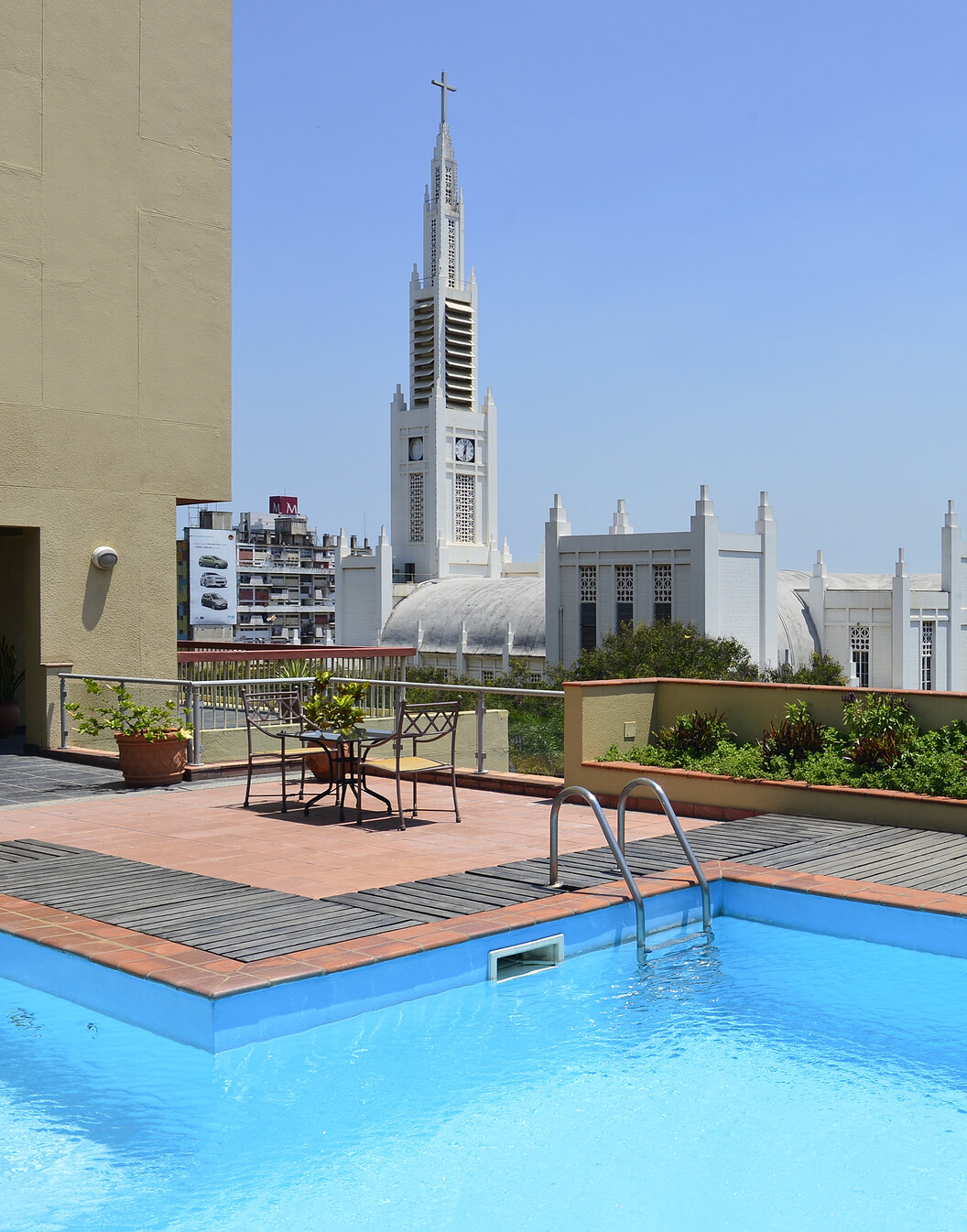 Rooftop avec piscine et vue sur la cathédrale de Maputo du Pestana Rovuma, un hôtel 4 étoiles à Maputo