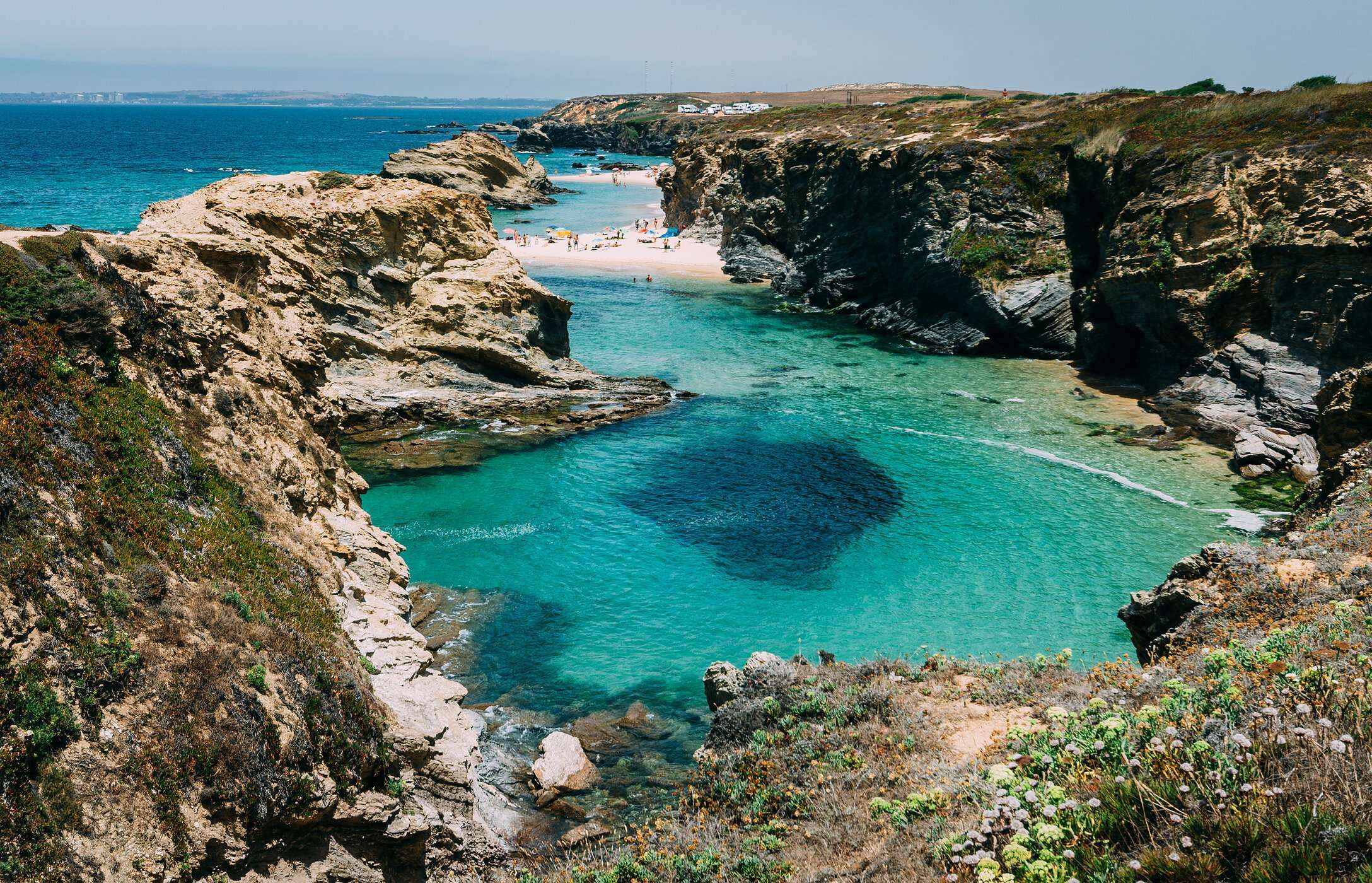 Paysage paradisiaque de Praia da Samoqueira en Alentejo, cachée entre les falaises et avec des eaux cristallines