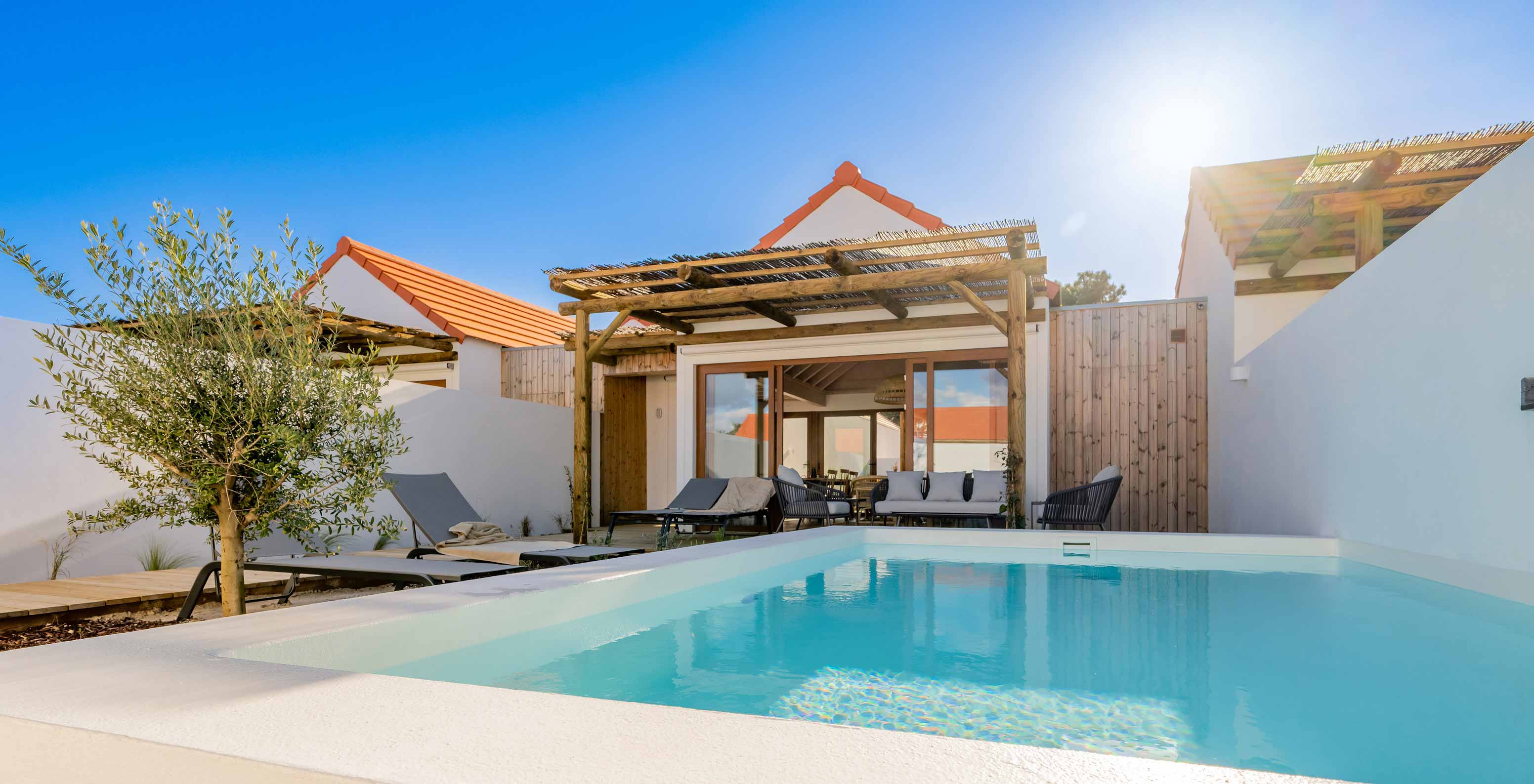 La Superior Villa du Pestana Comporta Village Residences dispose d'un extérieur avec piscine et plusieurs chaises longues