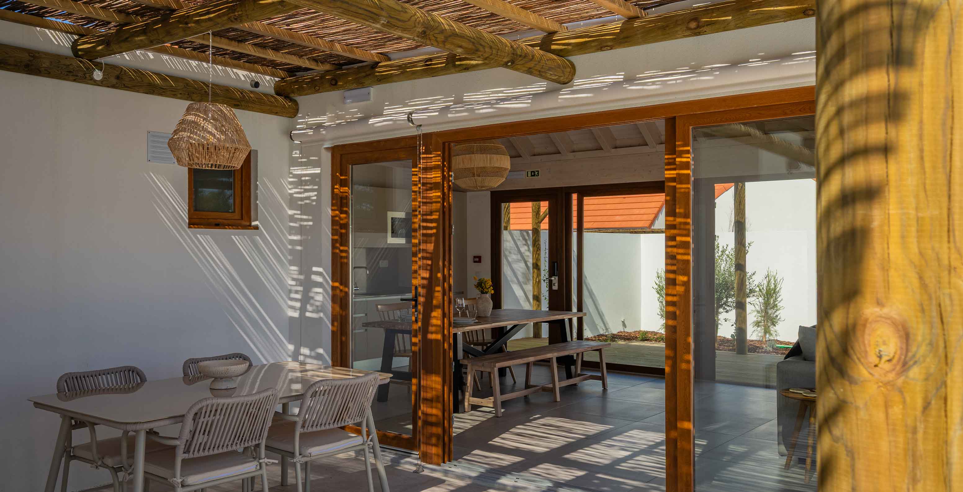 La Premium Green Villa du Pestana Comporta Village Residences dispose d'un patio avec une table donnant accès à l'intérieur