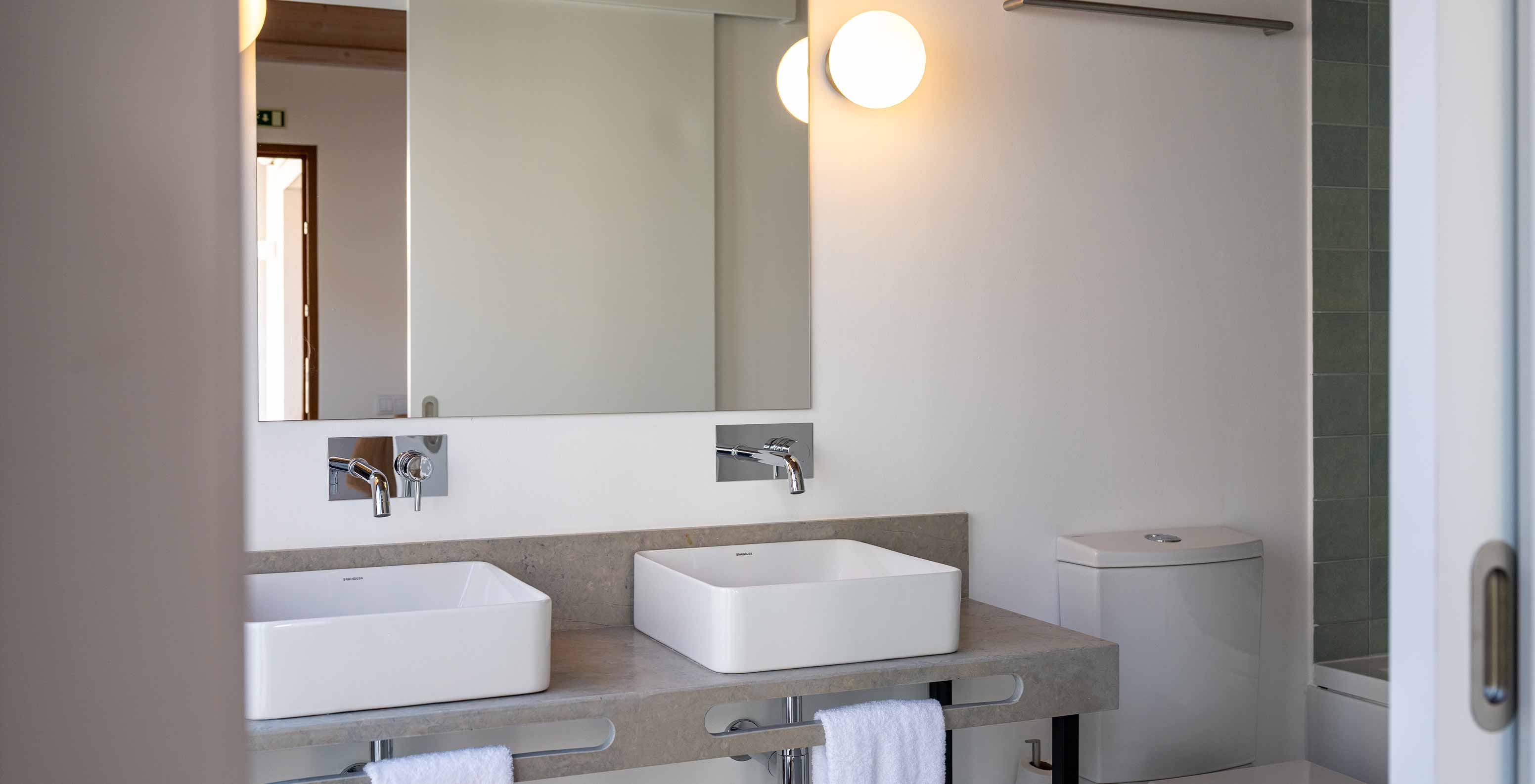 La Superior Villa du Pestana Comporta Village Residences dispose d'une salle de bain avec deux lavabos et un miroir
