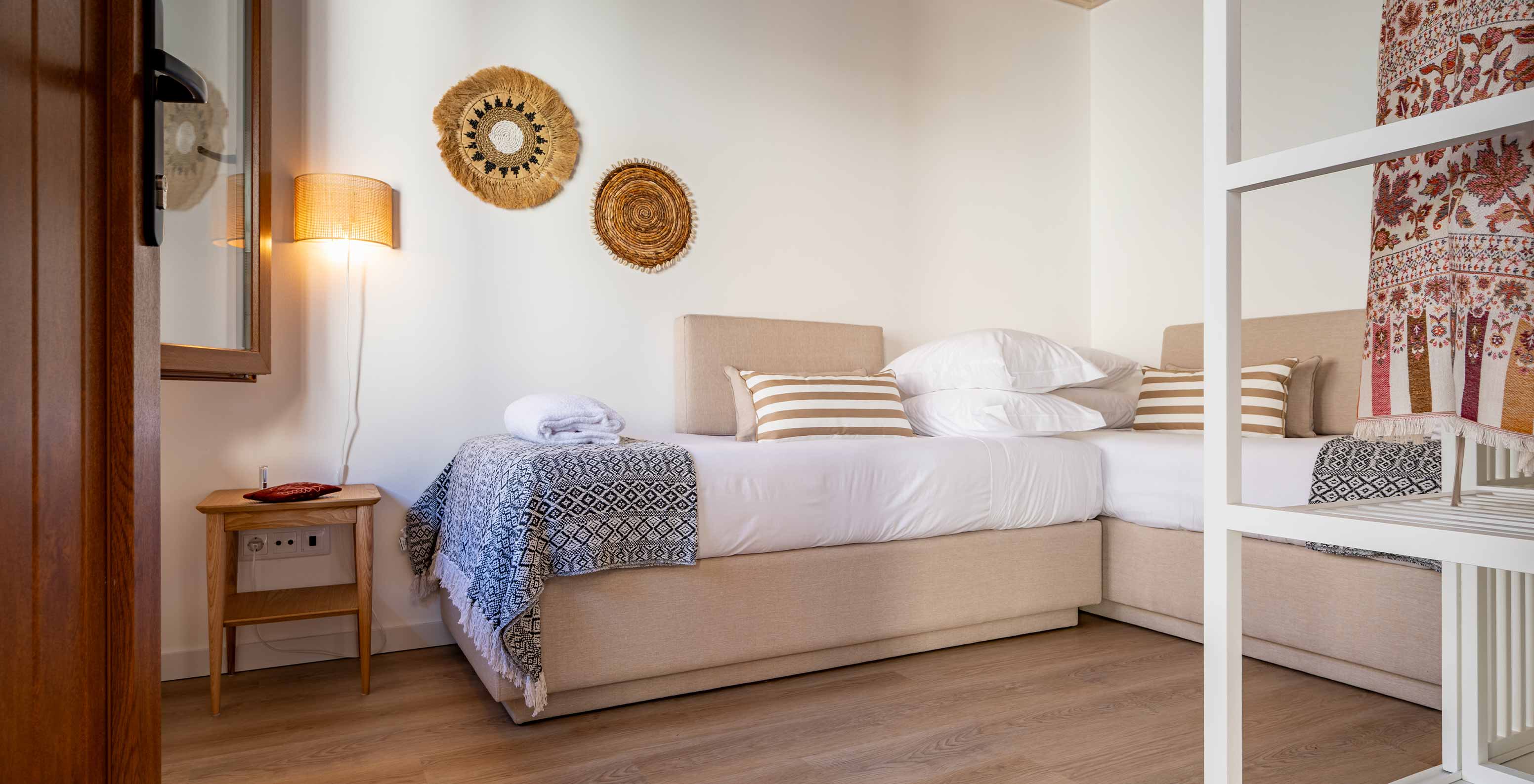 La Superior Villa du Pestana Comporta Village Residences dispose d'une petite chambre avec canapé et décoration minimaliste