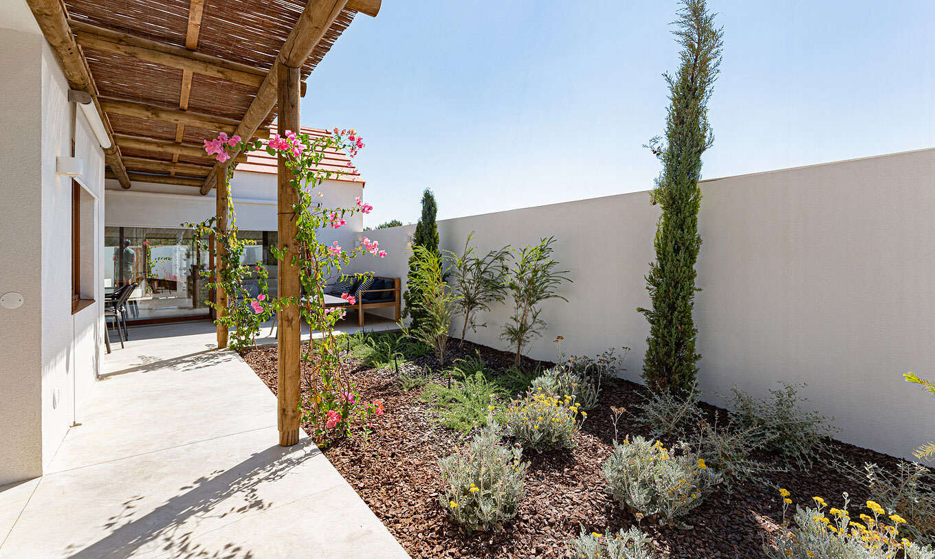 La Standard Villa du Pestana Comporta Village Residences dispose d'un jardin avec des plantes et une pergola en bois