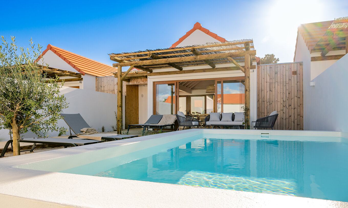 La Superior Green Villa du Pestana Comporta Village Residences dispose d'un extérieur avec piscine et des chaises longues