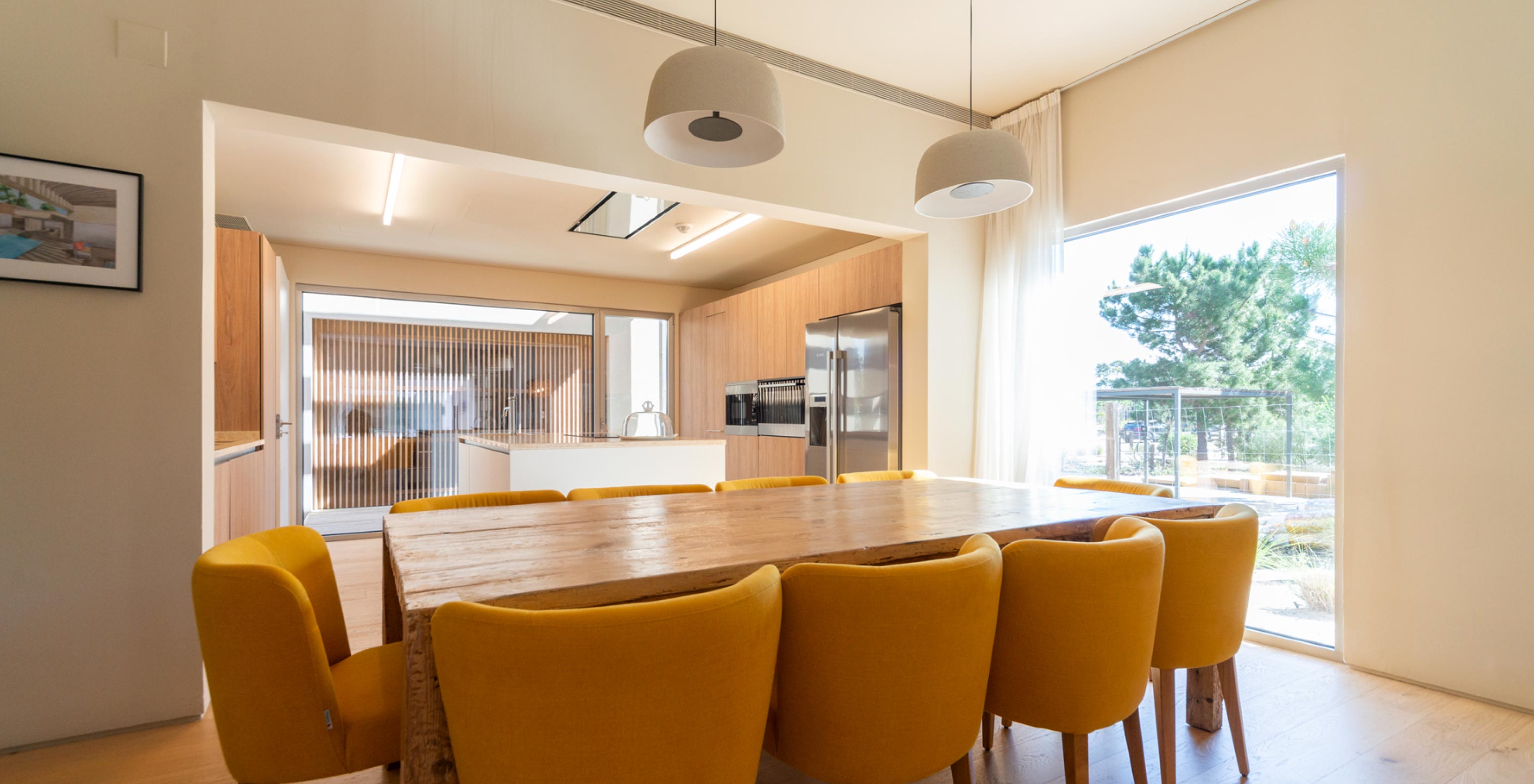 La villa exclusive avec piscine du Pestana Tróia Eco Resort dispose d'un salon avec une table à manger en bois et des chaises