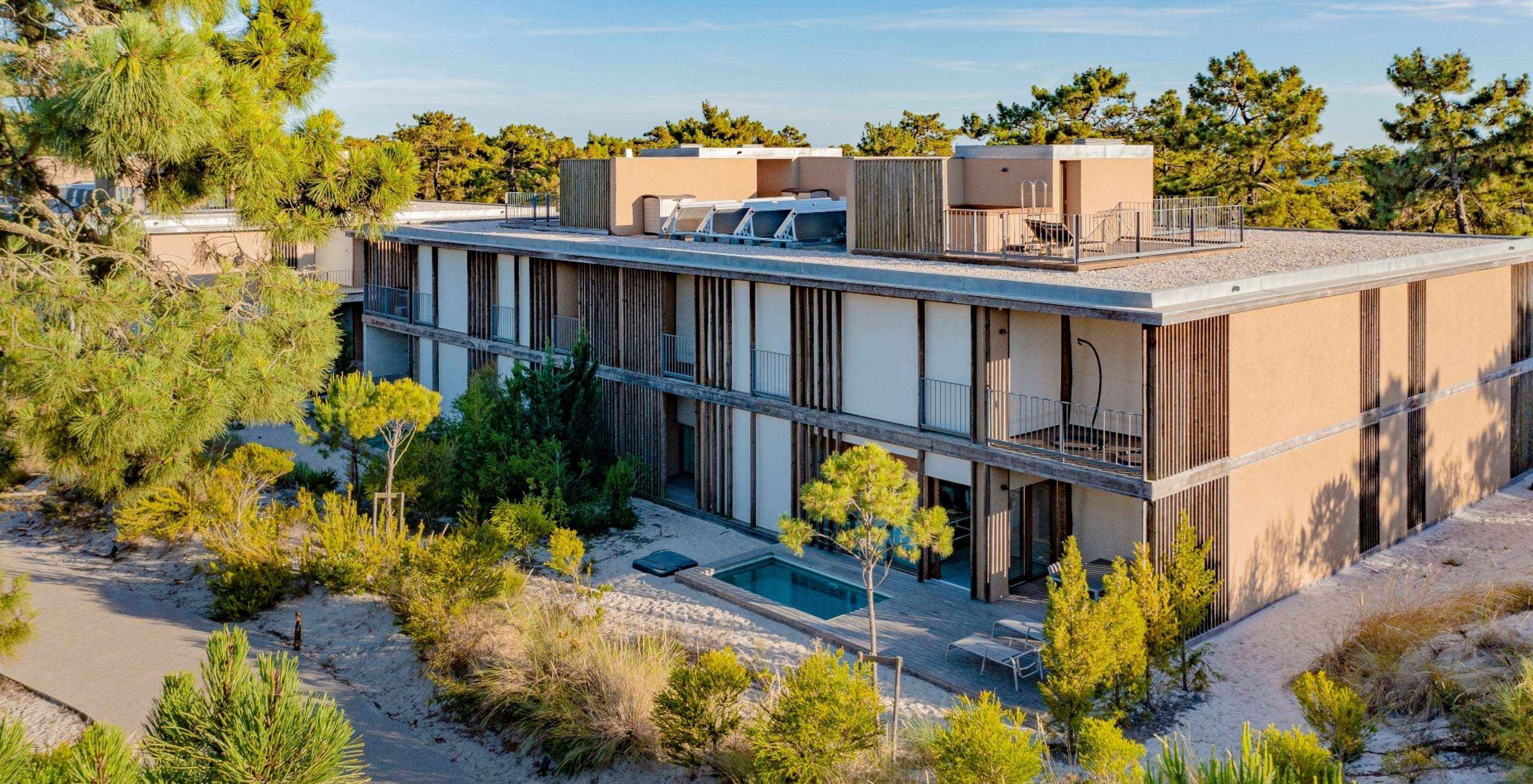 L'appartement Eco Village rez-de-chaussée du Pestana Tróia Eco Resort a de la nature autour et une piscine privée