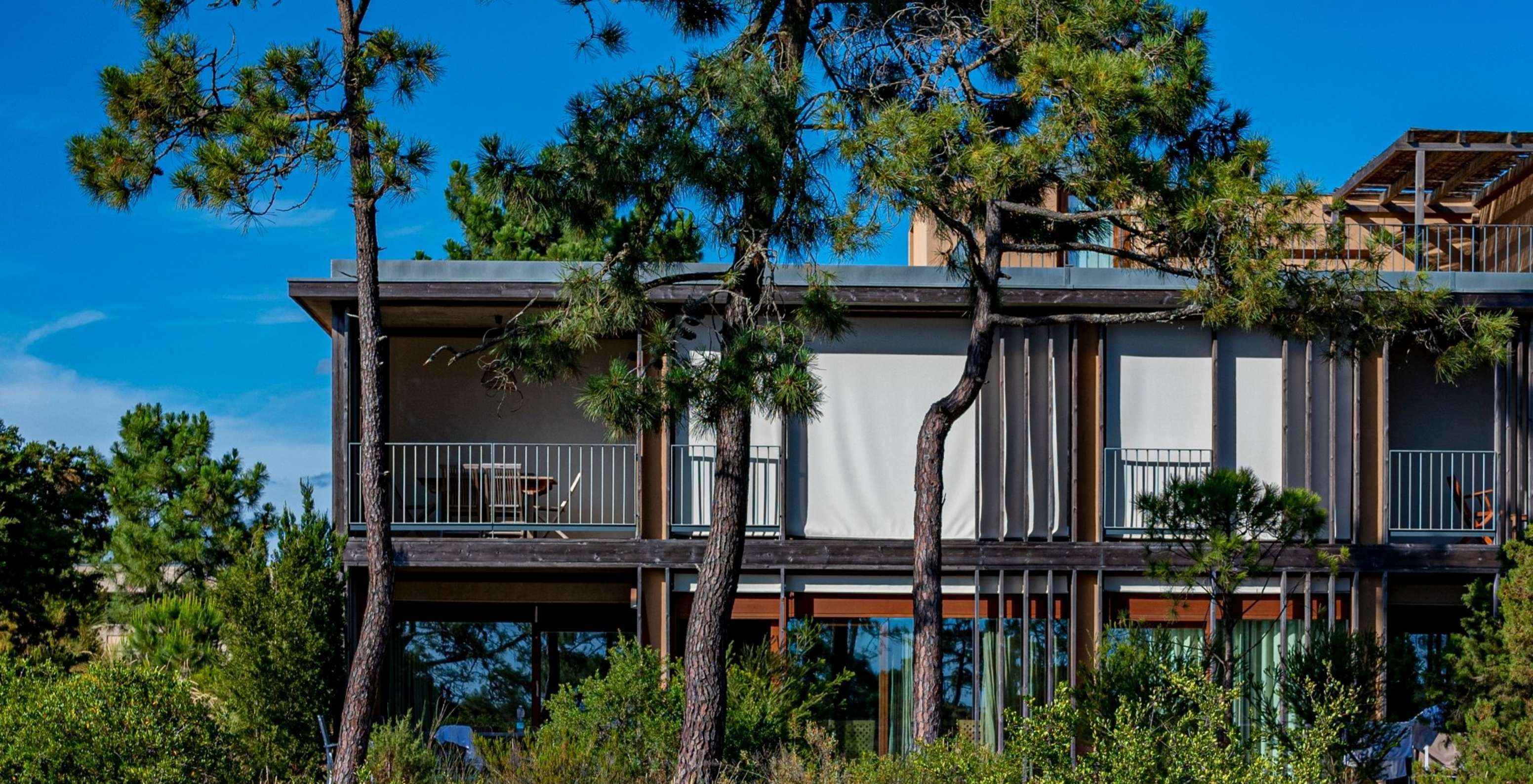 L'appartement Eco Village supérieur 1er étage Vues Premium du Pestana Tróia Eco Resort a des arbres autour de la villa