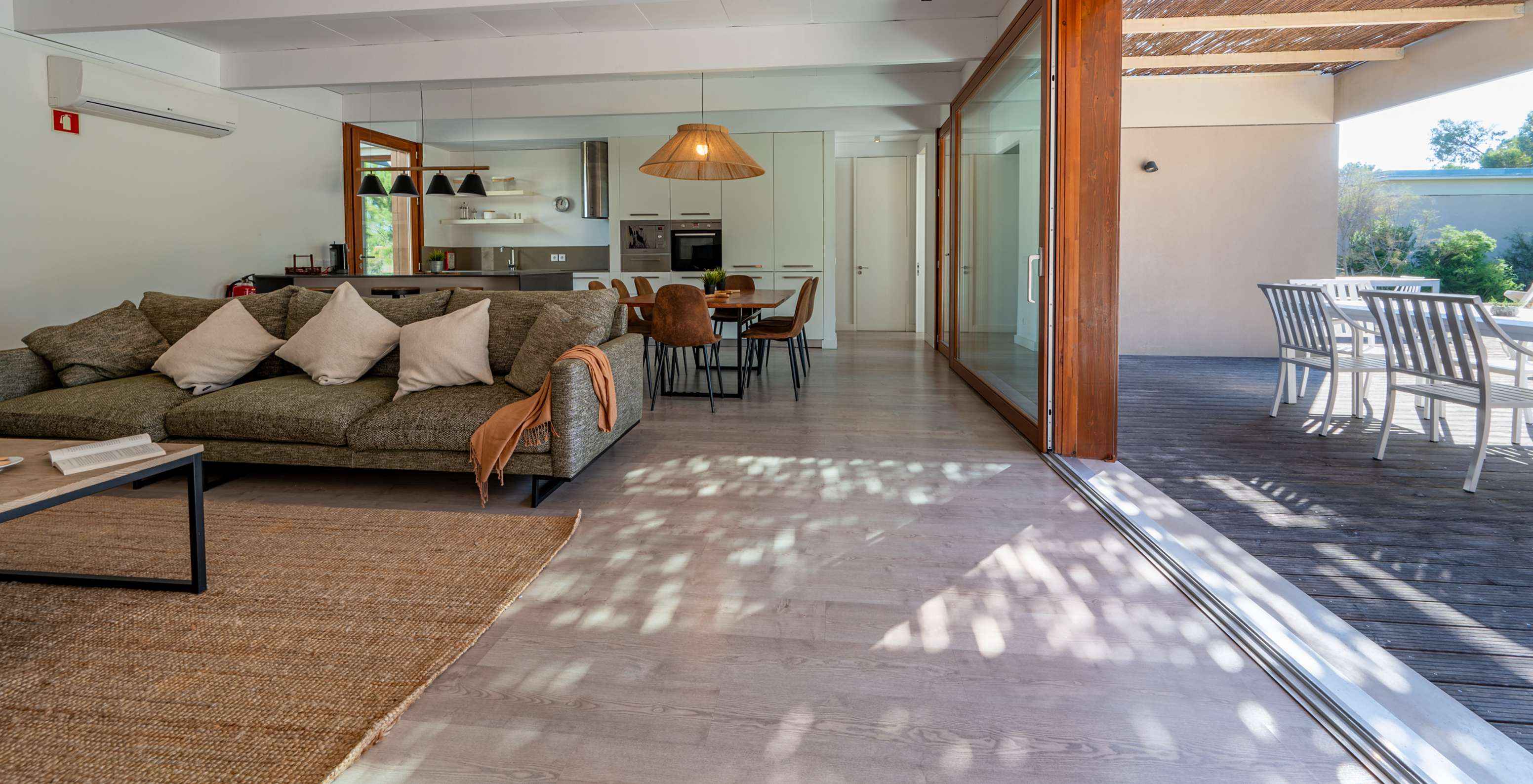 La Beach Villa avec piscine privée du Pestana Tróia Eco Resort a un salon relié à la cuisine et accès à la terrasse