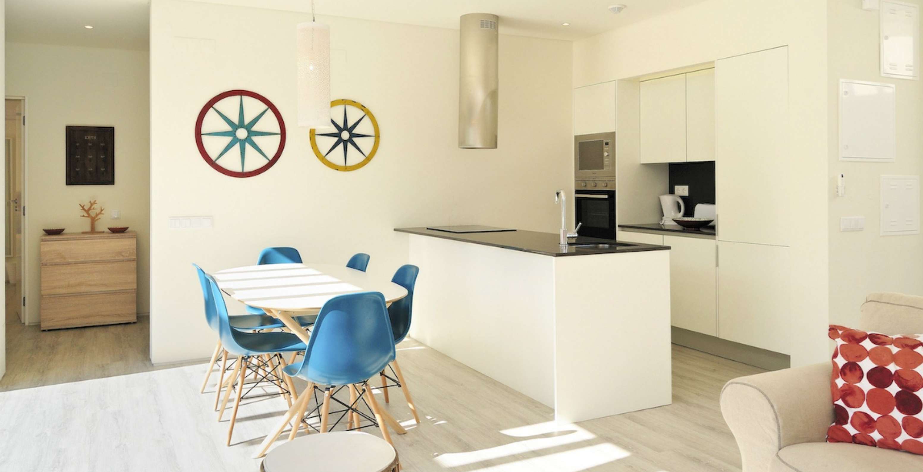 Les villas de 3 chambres du Pestana Tróia Eco Resort ont une cuisine avec plan de travail et une table avec chaises