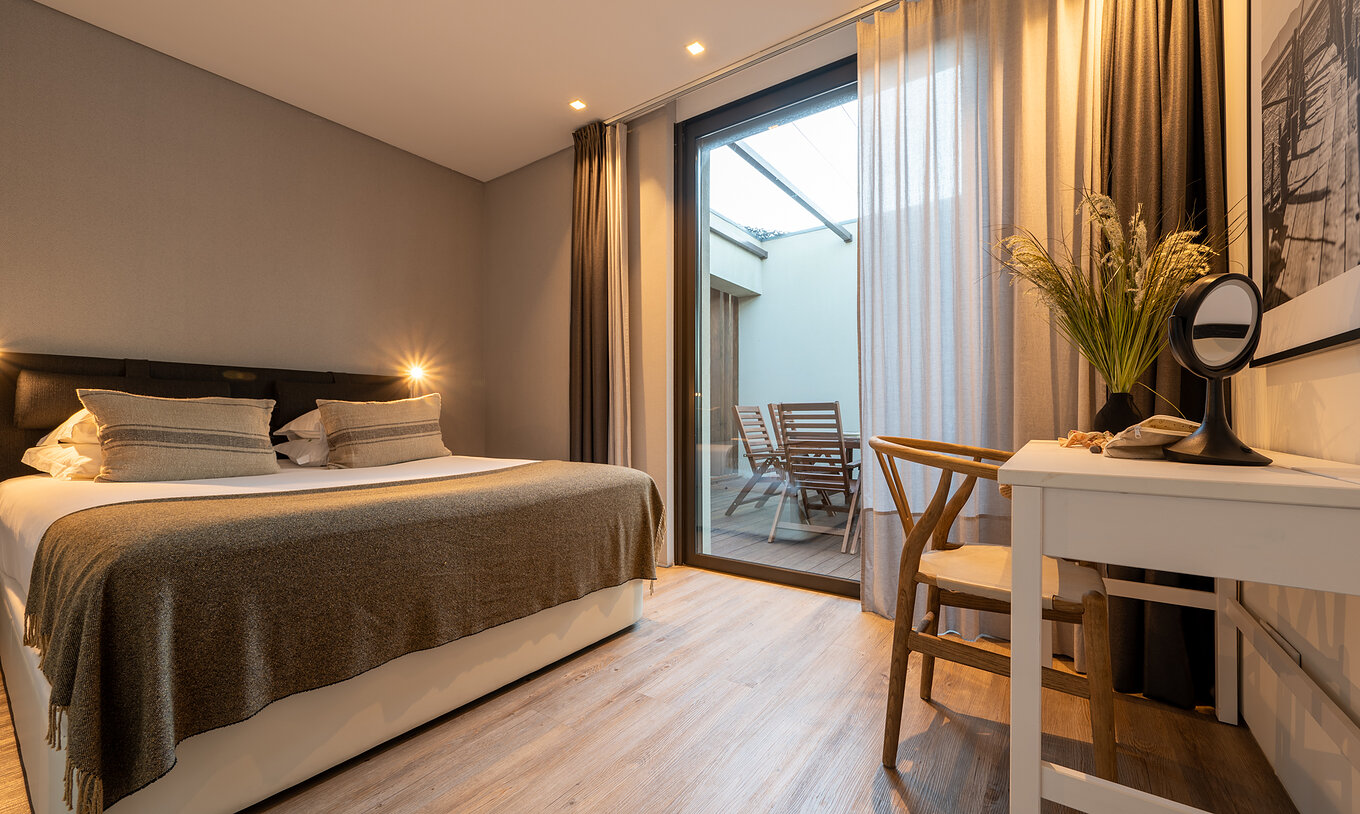 Les Beach Villas avec piscine pour enfants du Pestana Tróia Eco Resort ont un lit double et une petite terrasse