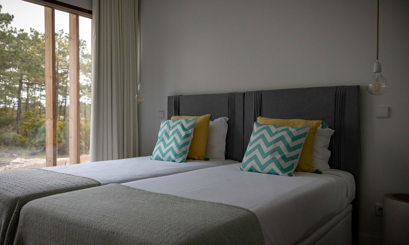 L'appartement Eco Village rez-de-chaussée Vues du Pestana Tróia Eco Resort a deux lits jumeaux et deux lampes
