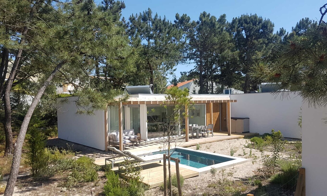 La Green Villa avec piscine privée T3 du Pestana Tróia Eco Resort a une piscine privée avec chaises longues à côté