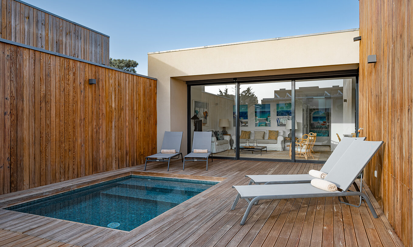 Les Pine Villas du Pestana Tróia Eco Resort ont une piscine privée et deux chaises longues