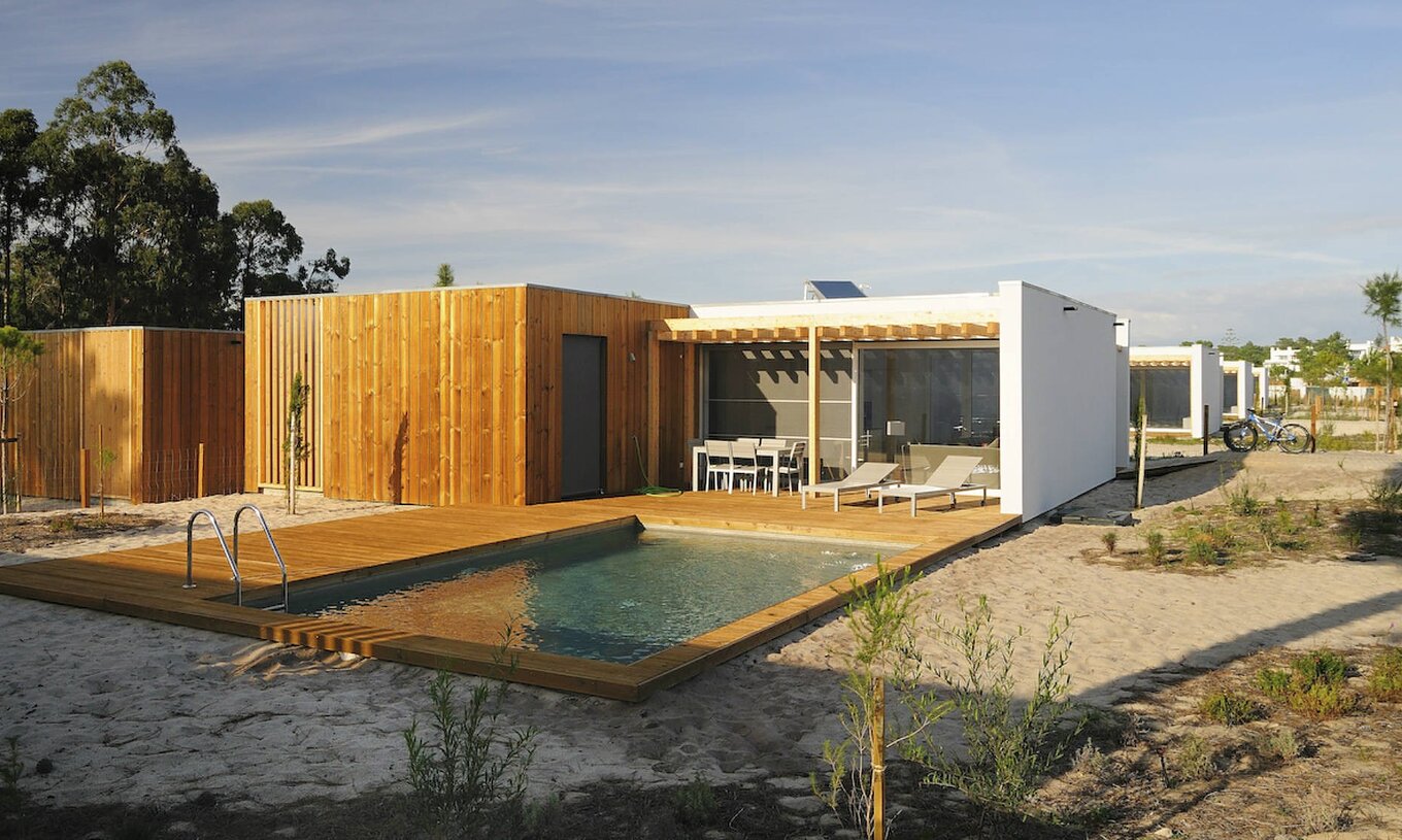 Les Sand Villas avec piscine privée du Pestana Tróia Eco Resort ont des chaises longues et une table avec chaises