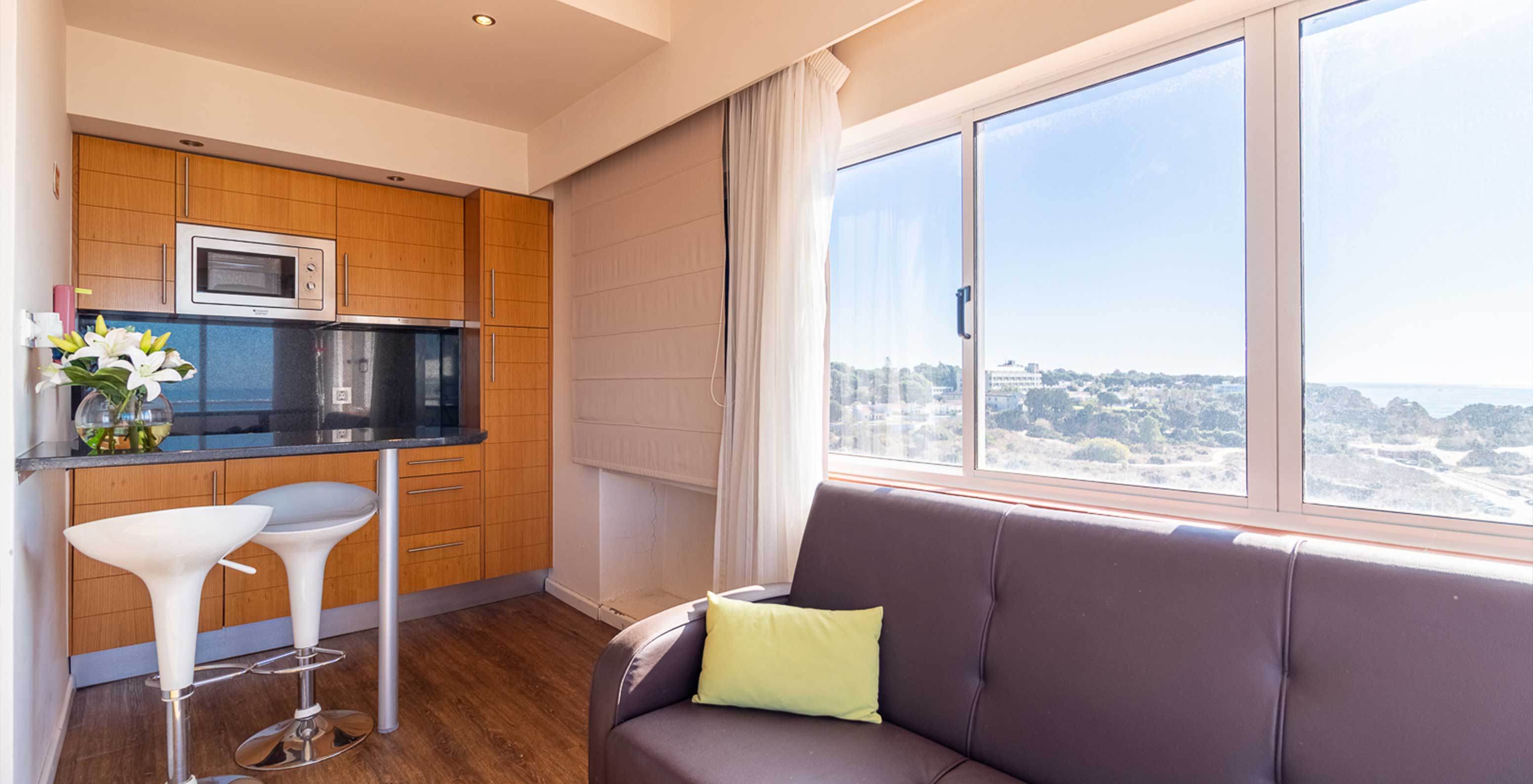 Le Studio Supérieur Vue Mer du Pestana Alvor Atlântico est équipé d'une kitchenette avec vue sur la mer
