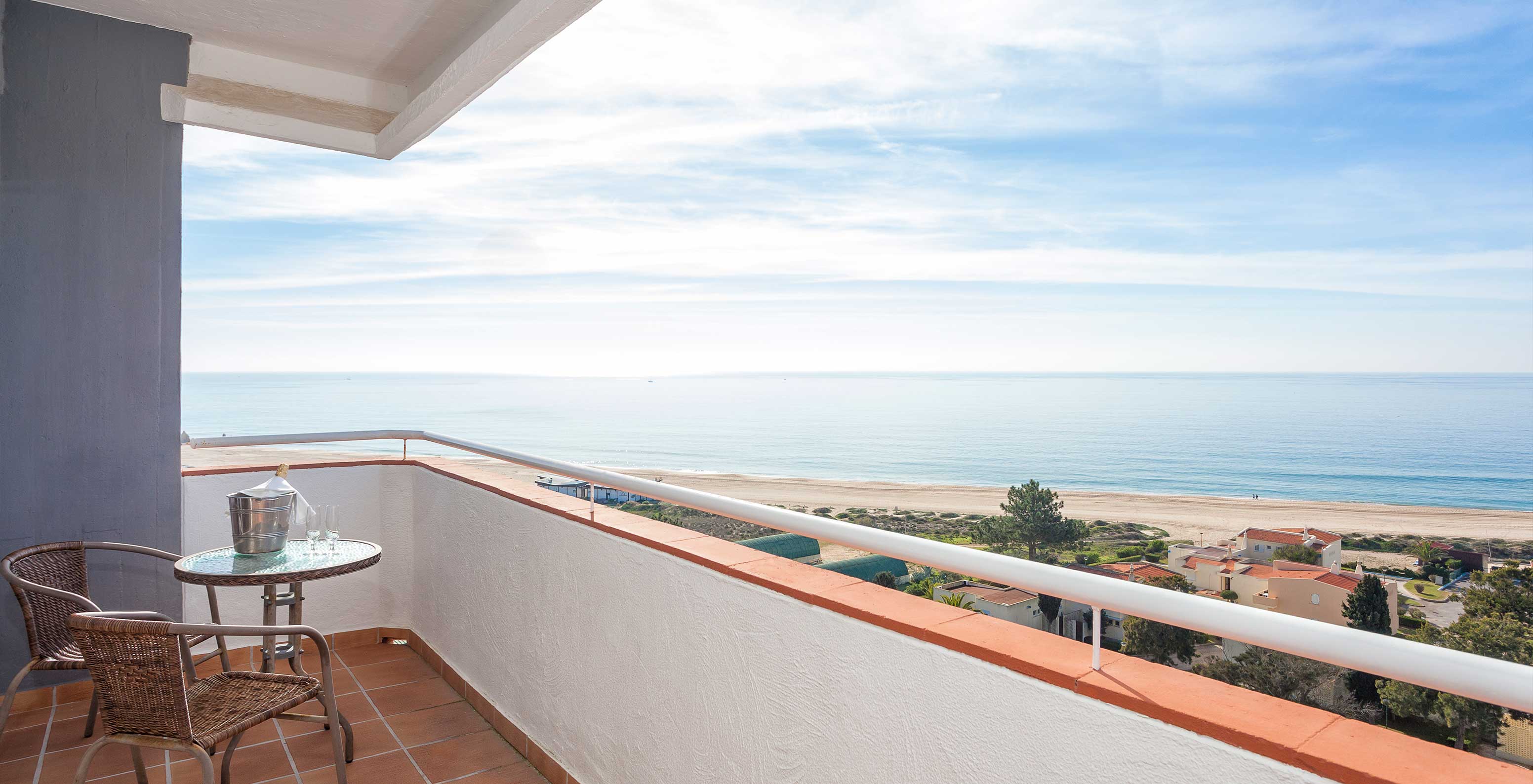 Le Studio Supérieur Vue Mer du Pestana Alvor Atlântico a un grand balcon avec table et chaises pour voir la vue