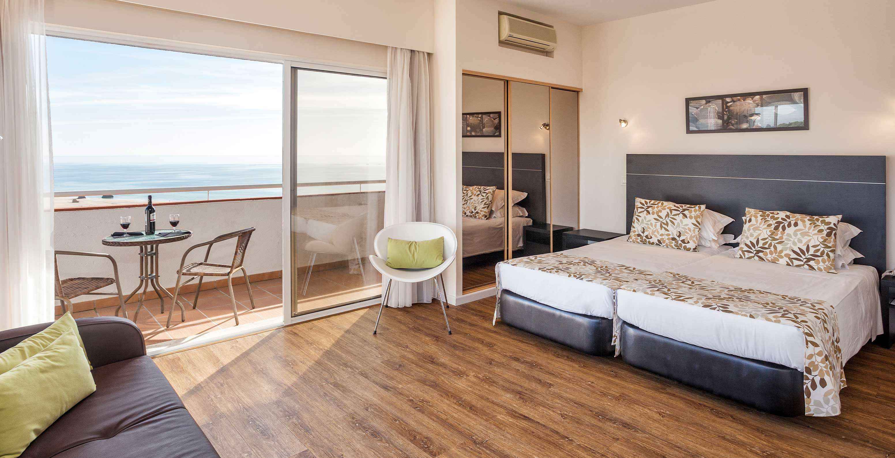 Le Studio Supérieur Vue Mer du Pestana Alvor Atlântico est assez spacieux avec accès direct à un balcon