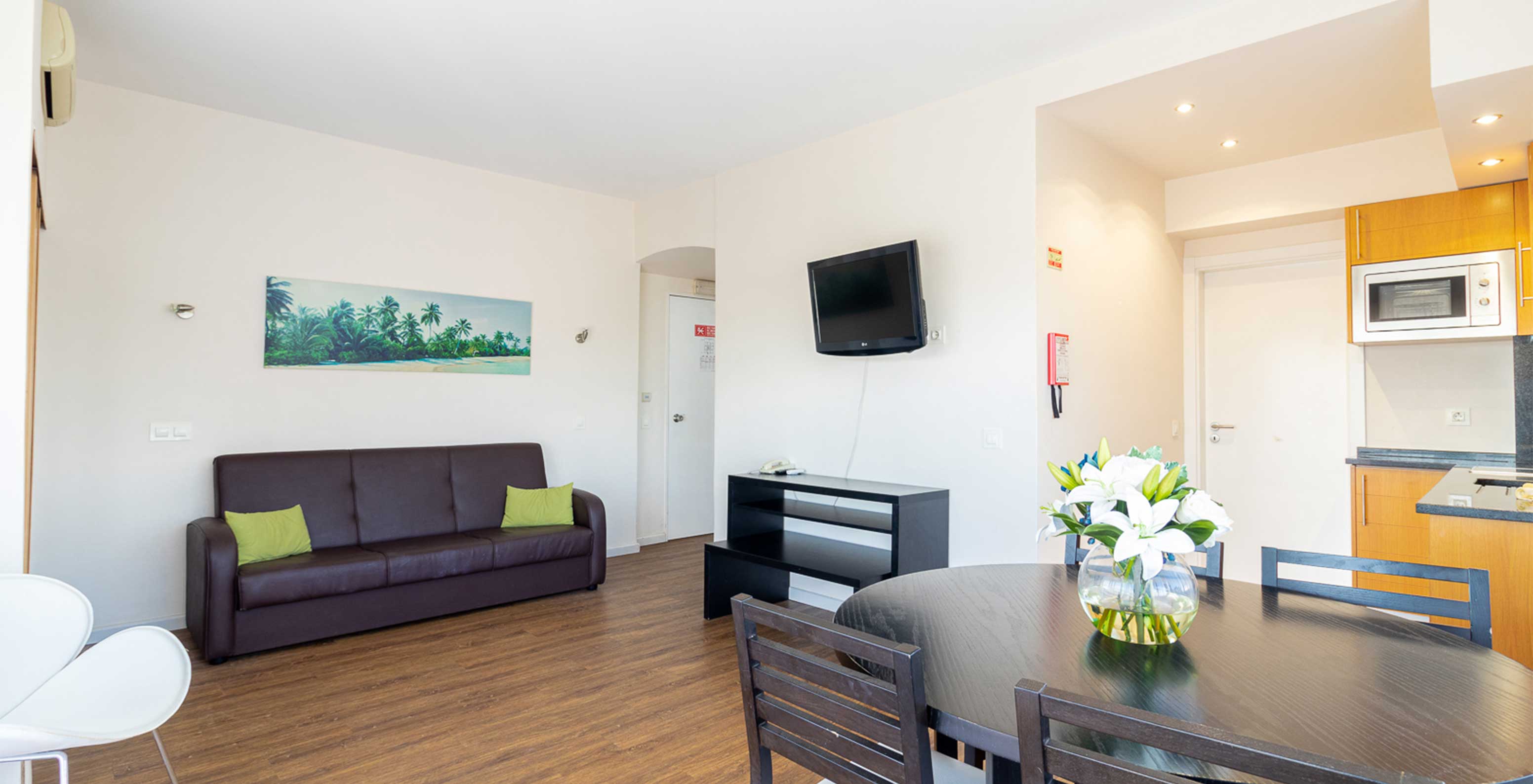 Dans l'Appartement T1 Vue Jardin du Pestana Alvor Atlântico vous pouvez profiter du salon avec table, canapé et télévision