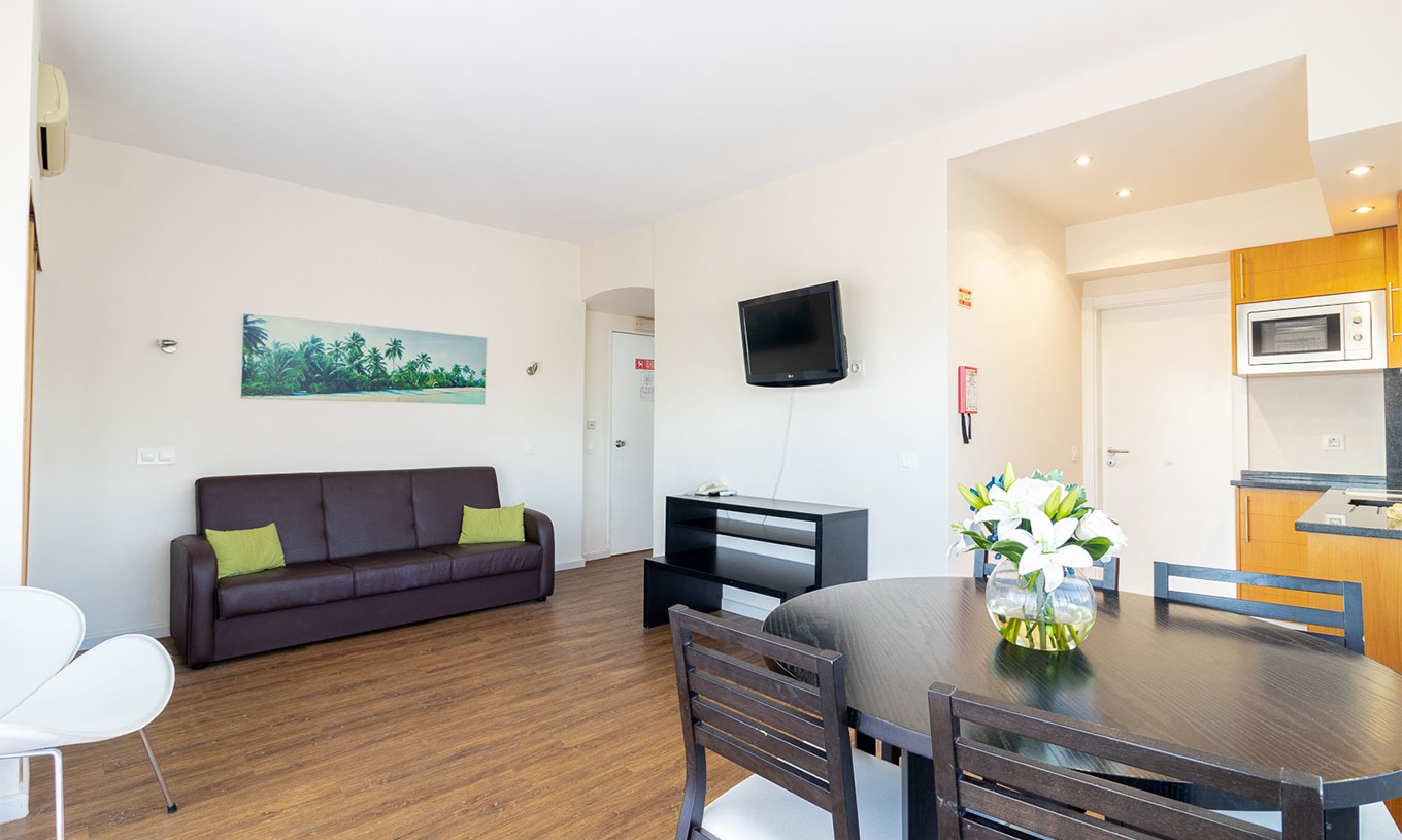 Dans l'Appartement T1 Vue Jardin du Pestana Alvor Atlântico vous pouvez profiter du salon avec table, canapé et télévision