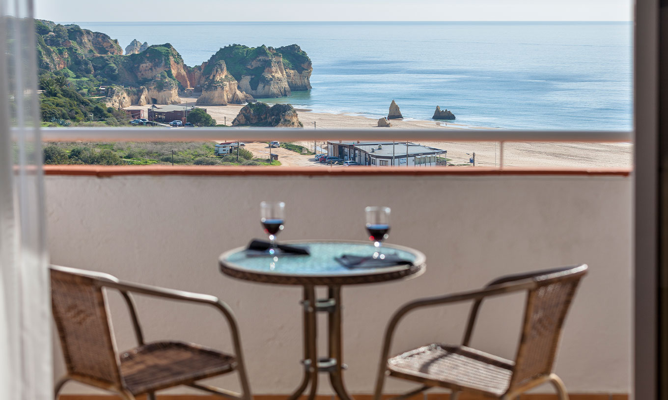 L'Appartement T1 Vue Mer du Pestana Alvor Atlântico a un balcon avec vue sur la mer, une table et deux chaises