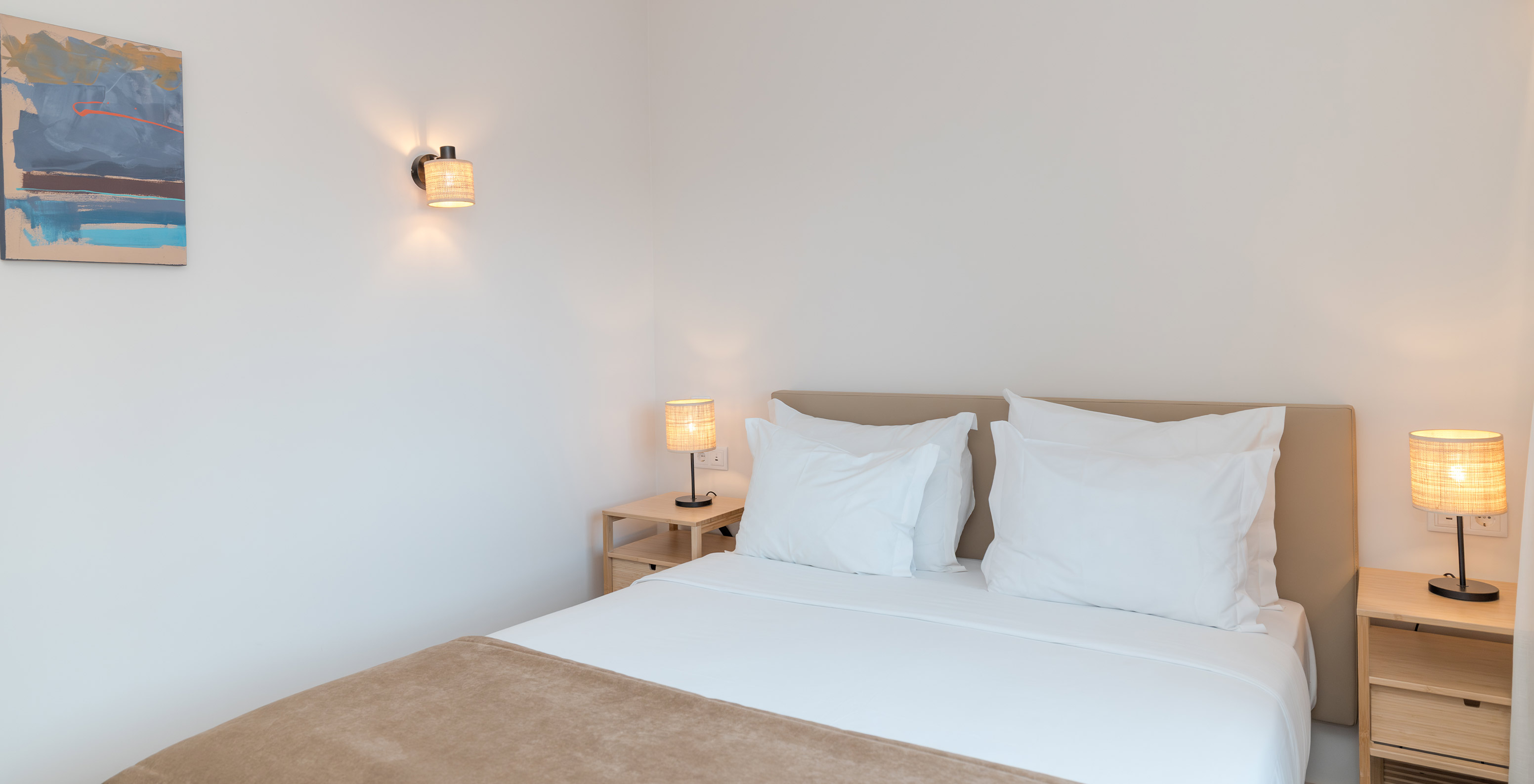 Villa 2 Chambres Vue Jardin au Pestana Alvor Beach Villas dispose d'une chambre avec lit double, tableau et climatisation