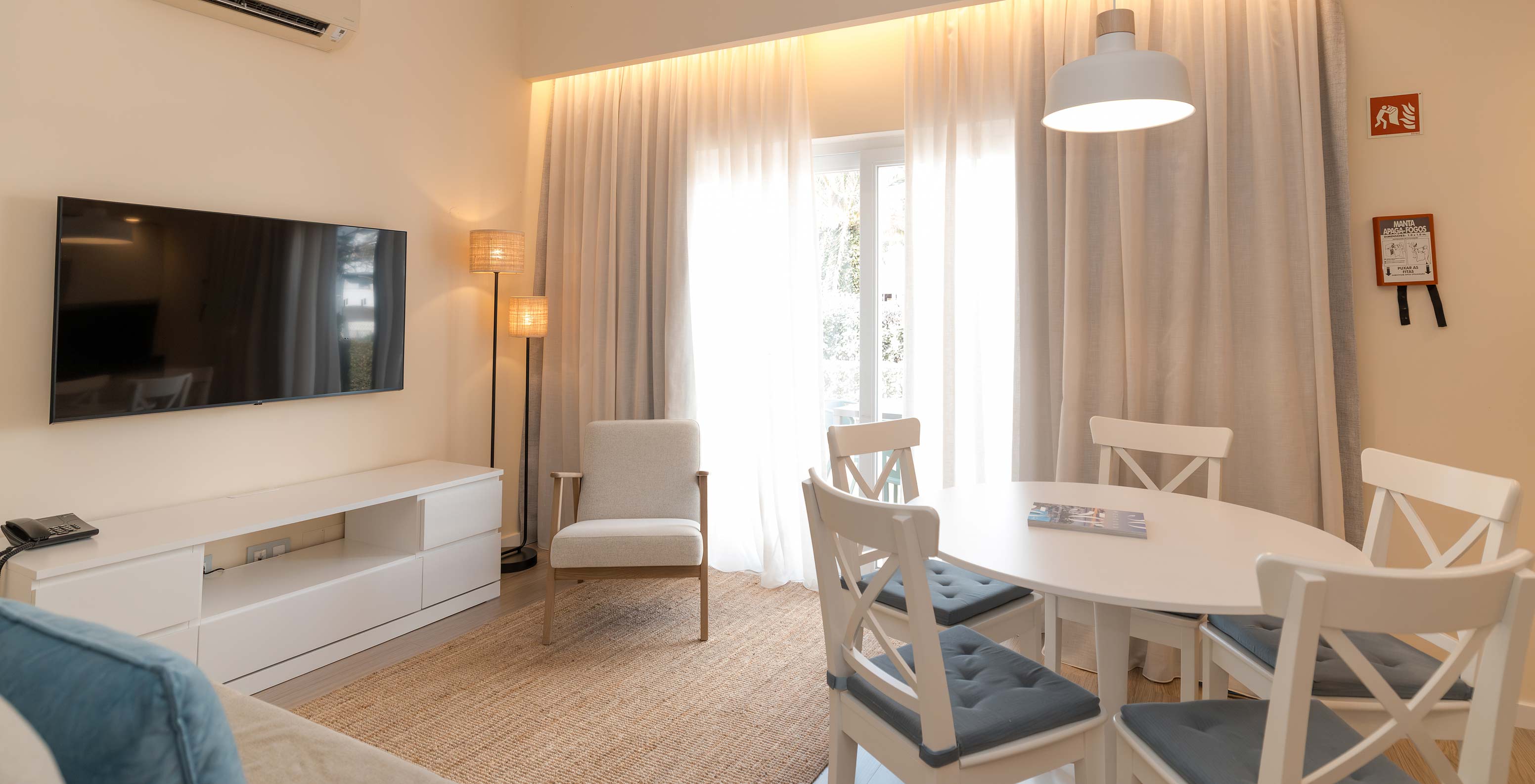 Villa 2 Chambres Supérieure Vue Jardin au Pestana Alvor Beach Villas dispose d'un salon avec TV et climatisation