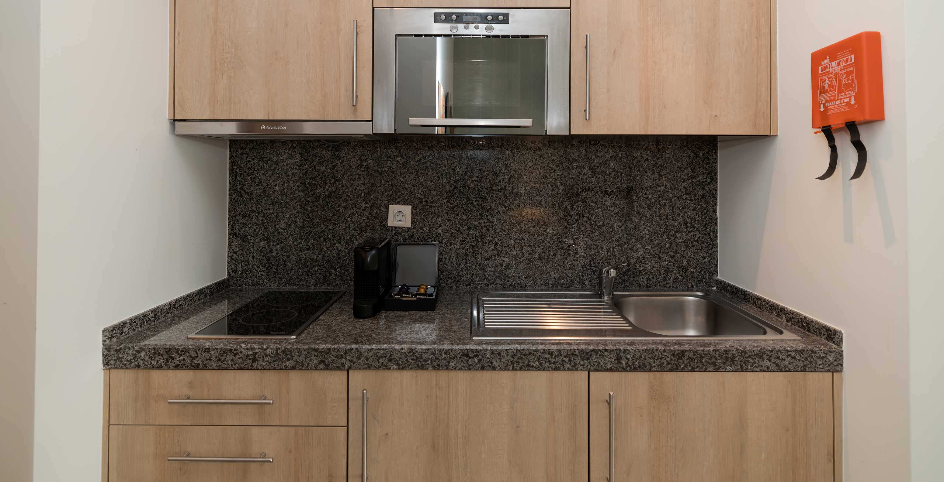 Studio Vue Mer au Pestana Alvor Beach Villas dispose d'une kitchenette avec cuisinière, évier et machine à café