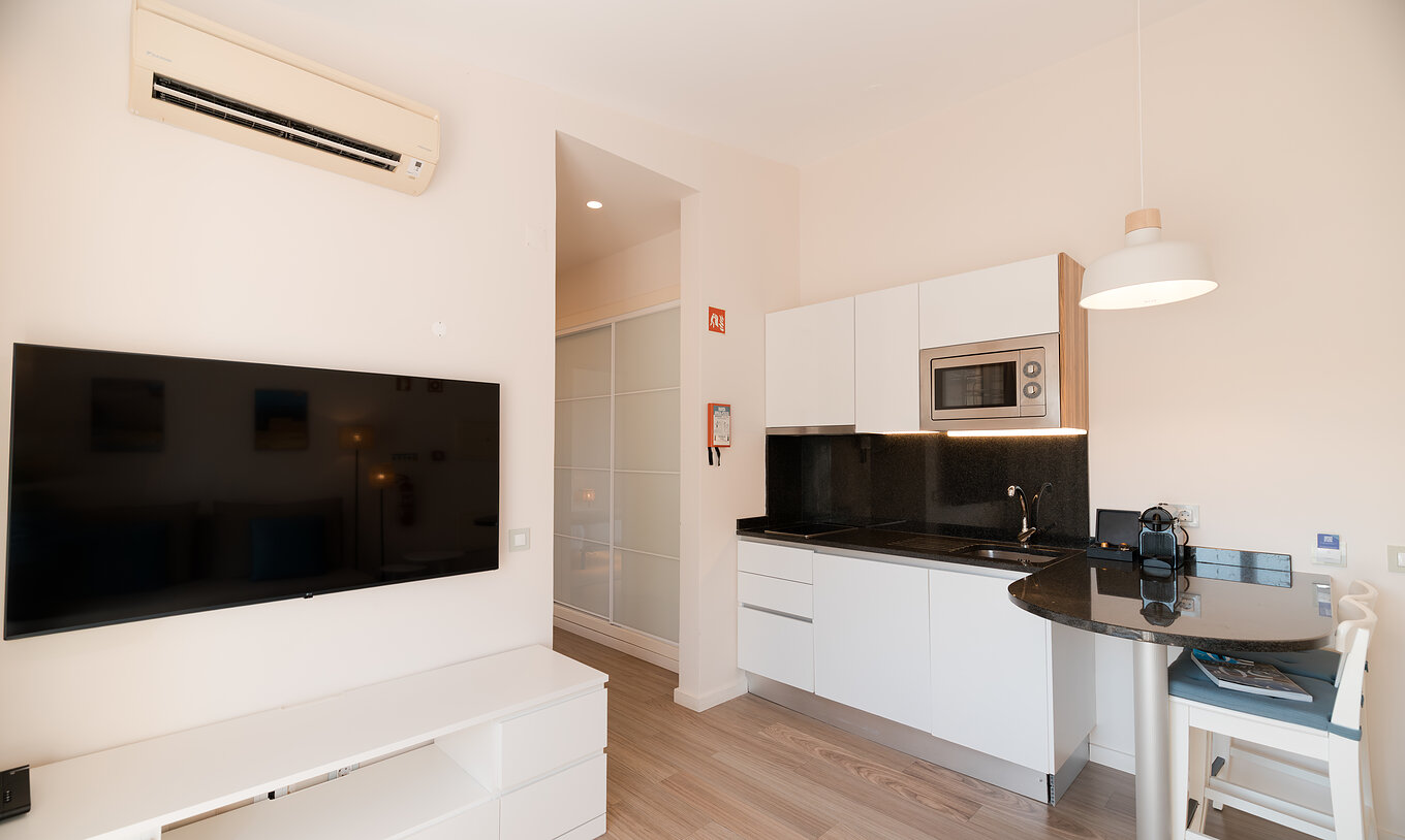 Villa 1 Chambre Vue Jardin au Pestana Alvor Beach Villas dispose d'une kitchenette et d'une petite table à manger