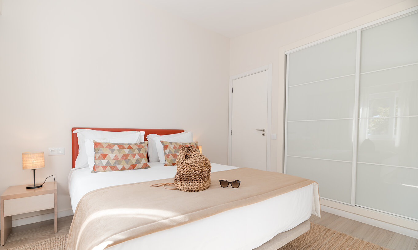 Villa 2 Chambres Premium au Pestana Alvor Beach Villas dispose d'une chambre avec lit double et armoire
