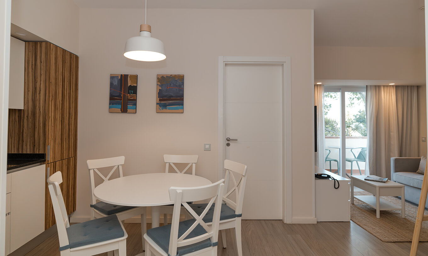 Villa 2 Chambres Vue Jardin au Pestana Alvor Beach Villas dispose d'un salon avec canapé, accès balcon et table à manger