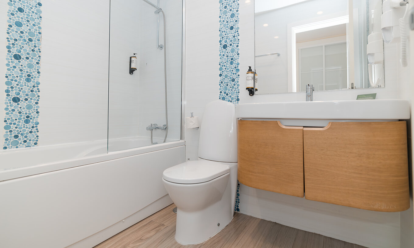 Villa 2 Chambres Supérieure Vue Jardin au Pestana Alvor Beach Villas dispose d'une salle de bain avec baignoire