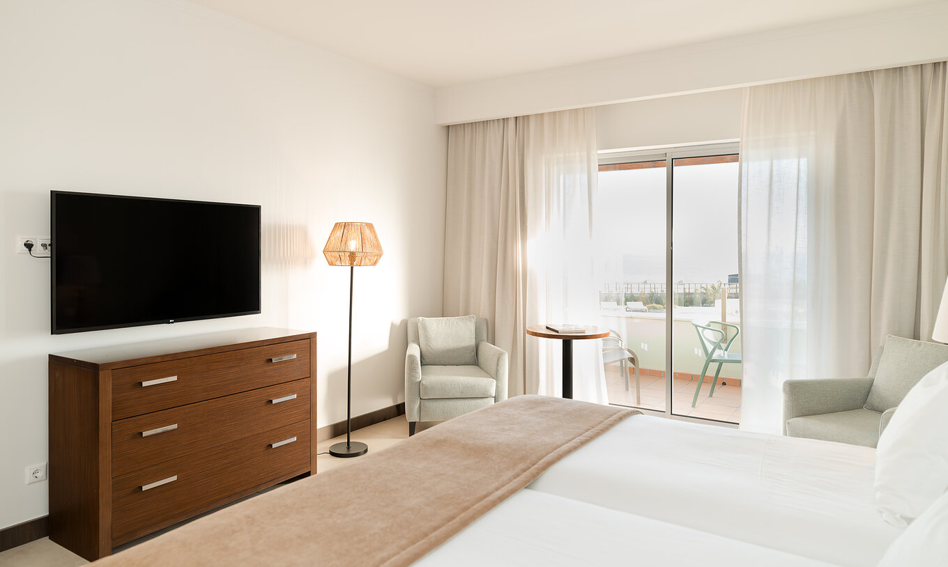 Studio Vue Mer au Pestana Alvor Beach Villas dispose de deux lits, TV et fenêtre avec accès au balcon